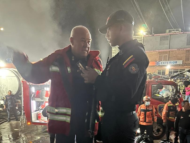 Nuestro Primer General Dr Juan Carlos González se encuentra junto a los compañeros del sistema de gestión de riesgo que conforman la zoedan capital en la Parroquia coche, mercado mayorista de coche inmerca, en un incendio de magnitud el cual está controlado, en estos momentos en labores de refrescamiento; se evitó la propagación a locales aledaños sin heridos ni víctimas que lamentar.