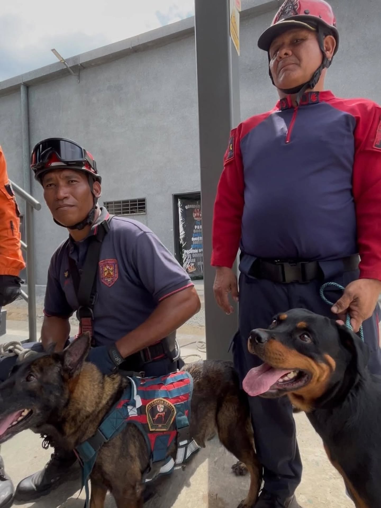 #Repost | @minjusticia_ve • Presidente Nicolás Maduro inaugura Centro de Entrenamiento para Emergencias y Desastres en la UNES Aragua
El Presidente constitucional de la República Bolivariana de Venezuela, Nicolás Maduro Moros, dirigió la inauguración del Centro de Entrenamiento para la Atención de Emergencias y Desastres, situado en la sede del núcleo de la Universidad Nacional Experimental de la Seguridad (UNES), en el estado Aragua.
Por su parte, el viceministro para la Gestión de Riesgo y Protección Civil, vicealmirante Juan Carlos Oti Paituivi, explicó que el referido sitio de adiestramiento cuenta con un simulador de fuego real y dos torres multipropósito donde cadetes y funcionarios de los órganos de seguridad podrán prepararse para resguardar la paz del país.
“A través de este centro de entrenamiento, nosotros nos vamos a preparar para la atención de eventos naturales o antrópicos, para poder enfrentar los diferentes tipos de fuego y también realizar la búsqueda y rescate en estructuras colapsadas”, indicó Oti Paituivi.
Agregó, que tanto cadetes como las y los integrantes del Cuerpo de Bomberos, Protección Civil y del Sistema VEN 911; contarán con adiestramiento en primeros auxilios, evacuación de personas que se encuentren en edificios o cualquier tipo de instalaciones al momento de originarse una emergencia, manejo de materiales peligrosos en caso de riesgo y otras eventualidades.
De igual manera, el viceministro Oti Paituivi mencionó que en el estado Portuguesa también se inauguró una cancha de entrenamiento, la cual forma parte de la instrucción teórica impartida en las aulas, para que las y los estudiantes aprendan a minimizar cualquier tipo de riesgo.