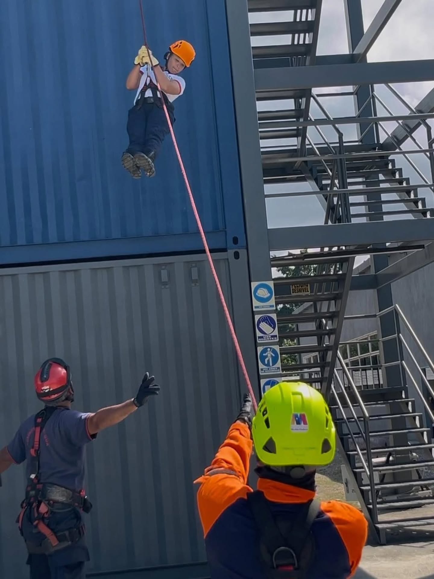 #Repost | @minjusticia_ve • Presidente Nicolás Maduro inaugura Centro de Entrenamiento para Emergencias y Desastres en la UNES Aragua
El Presidente constitucional de la República Bolivariana de Venezuela, Nicolás Maduro Moros, dirigió la inauguración del Centro de Entrenamiento para la Atención de Emergencias y Desastres, situado en la sede del núcleo de la Universidad Nacional Experimental de la Seguridad (UNES), en el estado Aragua.
Por su parte, el viceministro para la Gestión de Riesgo y Protección Civil, vicealmirante Juan Carlos Oti Paituivi, explicó que el referido sitio de adiestramiento cuenta con un simulador de fuego real y dos torres multipropósito donde cadetes y funcionarios de los órganos de seguridad podrán prepararse para resguardar la paz del país.
“A través de este centro de entrenamiento, nosotros nos vamos a preparar para la atención de eventos naturales o antrópicos, para poder enfrentar los diferentes tipos de fuego y también realizar la búsqueda y rescate en estructuras colapsadas”, indicó Oti Paituivi.
Agregó, que tanto cadetes como las y los integrantes del Cuerpo de Bomberos, Protección Civil y del Sistema VEN 911; contarán con adiestramiento en primeros auxilios, evacuación de personas que se encuentren en edificios o cualquier tipo de instalaciones al momento de originarse una emergencia, manejo de materiales peligrosos en caso de riesgo y otras eventualidades.
De igual manera, el viceministro Oti Paituivi mencionó que en el estado Portuguesa también se inauguró una cancha de entrenamiento, la cual forma parte de la instrucción teórica impartida en las aulas, para que las y los estudiantes aprendan a minimizar cualquier tipo de riesgo.