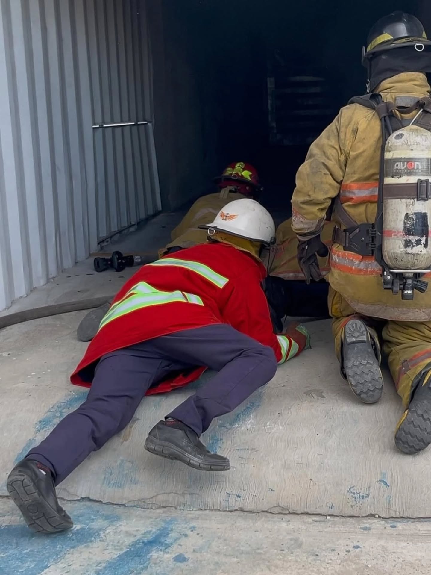 #Repost | @minjusticia_ve • Presidente Nicolás Maduro inaugura Centro de Entrenamiento para Emergencias y Desastres en la UNES Aragua
El Presidente constitucional de la República Bolivariana de Venezuela, Nicolás Maduro Moros, dirigió la inauguración del Centro de Entrenamiento para la Atención de Emergencias y Desastres, situado en la sede del núcleo de la Universidad Nacional Experimental de la Seguridad (UNES), en el estado Aragua.
Por su parte, el viceministro para la Gestión de Riesgo y Protección Civil, vicealmirante Juan Carlos Oti Paituivi, explicó que el referido sitio de adiestramiento cuenta con un simulador de fuego real y dos torres multipropósito donde cadetes y funcionarios de los órganos de seguridad podrán prepararse para resguardar la paz del país.
“A través de este centro de entrenamiento, nosotros nos vamos a preparar para la atención de eventos naturales o antrópicos, para poder enfrentar los diferentes tipos de fuego y también realizar la búsqueda y rescate en estructuras colapsadas”, indicó Oti Paituivi.
Agregó, que tanto cadetes como las y los integrantes del Cuerpo de Bomberos, Protección Civil y del Sistema VEN 911; contarán con adiestramiento en primeros auxilios, evacuación de personas que se encuentren en edificios o cualquier tipo de instalaciones al momento de originarse una emergencia, manejo de materiales peligrosos en caso de riesgo y otras eventualidades.
De igual manera, el viceministro Oti Paituivi mencionó que en el estado Portuguesa también se inauguró una cancha de entrenamiento, la cual forma parte de la instrucción teórica impartida en las aulas, para que las y los estudiantes aprendan a minimizar cualquier tipo de riesgo.