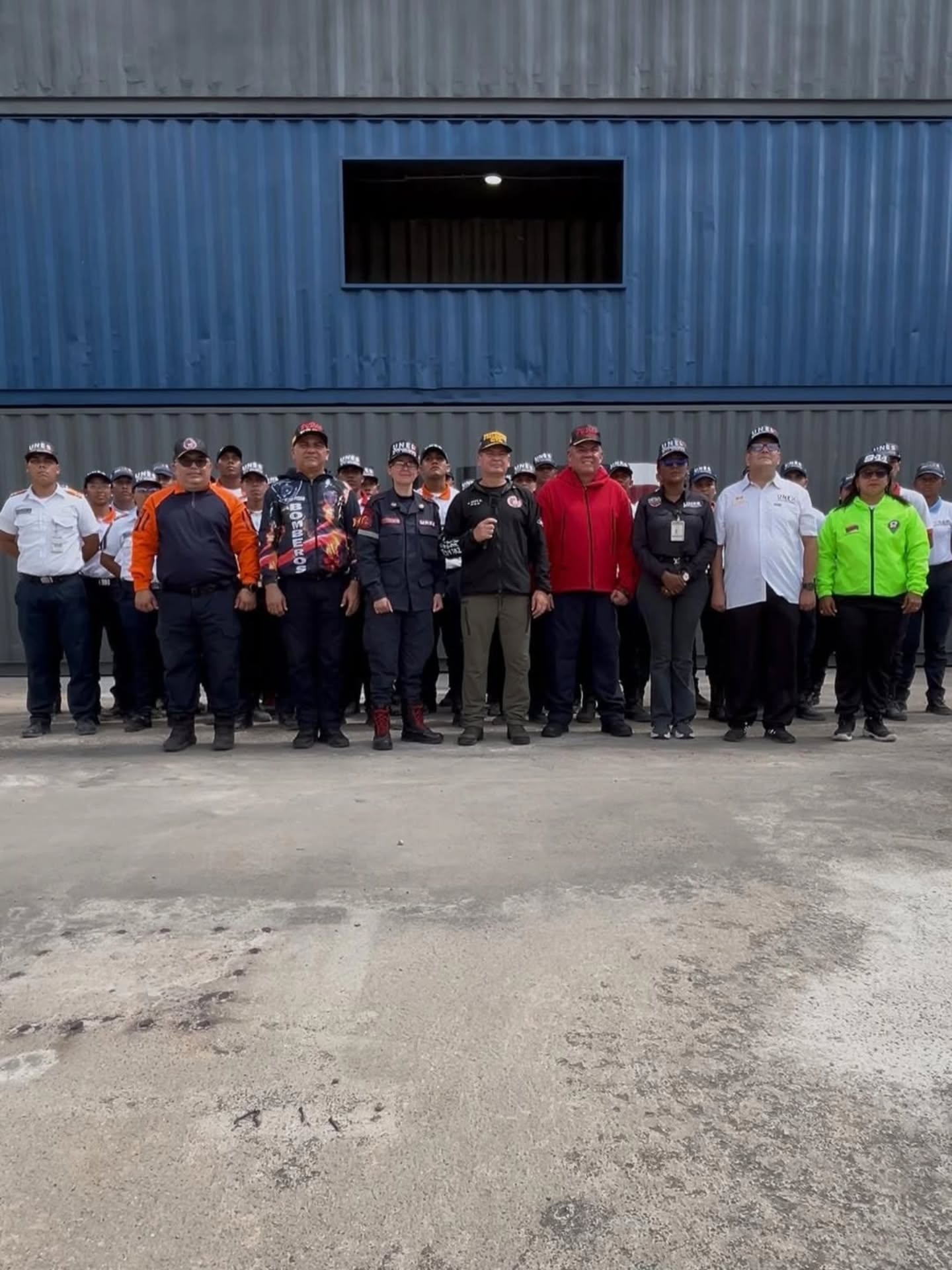 #Repost | @minjusticia_ve • Presidente Nicolás Maduro inaugura Centro de Entrenamiento para Emergencias y Desastres en la UNES Aragua
El Presidente constitucional de la República Bolivariana de Venezuela, Nicolás Maduro Moros, dirigió la inauguración del Centro de Entrenamiento para la Atención de Emergencias y Desastres, situado en la sede del núcleo de la Universidad Nacional Experimental de la Seguridad (UNES), en el estado Aragua.
Por su parte, el viceministro para la Gestión de Riesgo y Protección Civil, vicealmirante Juan Carlos Oti Paituivi, explicó que el referido sitio de adiestramiento cuenta con un simulador de fuego real y dos torres multipropósito donde cadetes y funcionarios de los órganos de seguridad podrán prepararse para resguardar la paz del país.
“A través de este centro de entrenamiento, nosotros nos vamos a preparar para la atención de eventos naturales o antrópicos, para poder enfrentar los diferentes tipos de fuego y también realizar la búsqueda y rescate en estructuras colapsadas”, indicó Oti Paituivi.
Agregó, que tanto cadetes como las y los integrantes del Cuerpo de Bomberos, Protección Civil y del Sistema VEN 911; contarán con adiestramiento en primeros auxilios, evacuación de personas que se encuentren en edificios o cualquier tipo de instalaciones al momento de originarse una emergencia, manejo de materiales peligrosos en caso de riesgo y otras eventualidades.
De igual manera, el viceministro Oti Paituivi mencionó que en el estado Portuguesa también se inauguró una cancha de entrenamiento, la cual forma parte de la instrucción teórica impartida en las aulas, para que las y los estudiantes aprendan a minimizar cualquier tipo de riesgo.