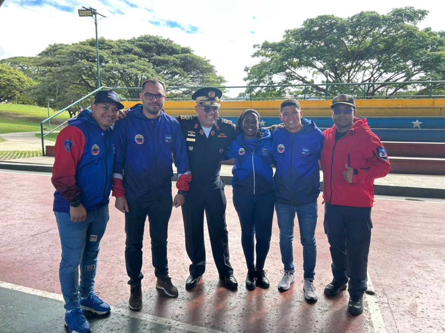 Siguiendo instrucciones del Vicepresidente Sectorial para la Seguridad Ciudadana y Ministro del Poder Popular para las Relaciones Interiores Justicia y Paz Capitan @dcabellor y en perfecta colaboracion con el Rector de la Universidad Experimental de la Seguridad M/G @fabiozavarsep , este jueves, nuestro Primer General (B) Juan Carlos González, Director General Nacional de Bomberos y Bomberas y Presidente del FONBE, participa en el Cierre Académico 2025 del Postdoctorado en Ciencias de la Seguridad Ciudadana de la UNES
En la emblemática Concha Acústica del Parque Ali Primera, los participantes del postdoctorado están presentando públicamente sus ponencias y muestras de trabajos de grado, demostrando los avances investigativos generados para fortalecer la gestión y las políticas de la Seguridad Ciudadana nacional.
La presencia del Primer General subraya el compromiso institucional del Cuerpo de Bomberos con la formación avanzada y la investigación científica al servicio de la protección del pueblo.
¡Juntos, seguimosavanzando en la formación de líderes en seguridad!
#CierreAcadémico2025 #UNES #CienciaYSeguridad