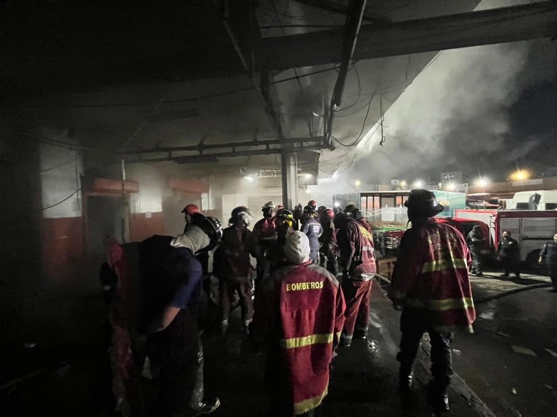 Nuestro Primer General Dr Juan Carlos González se encuentra junto a los compañeros del sistema de gestión de riesgo que conforman la zoedan capital en la Parroquia coche, mercado mayorista de coche inmerca, en un incendio de magnitud el cual está controlado, en estos momentos en labores de refrescamiento; se evitó la propagación a locales aledaños sin heridos ni víctimas que lamentar.