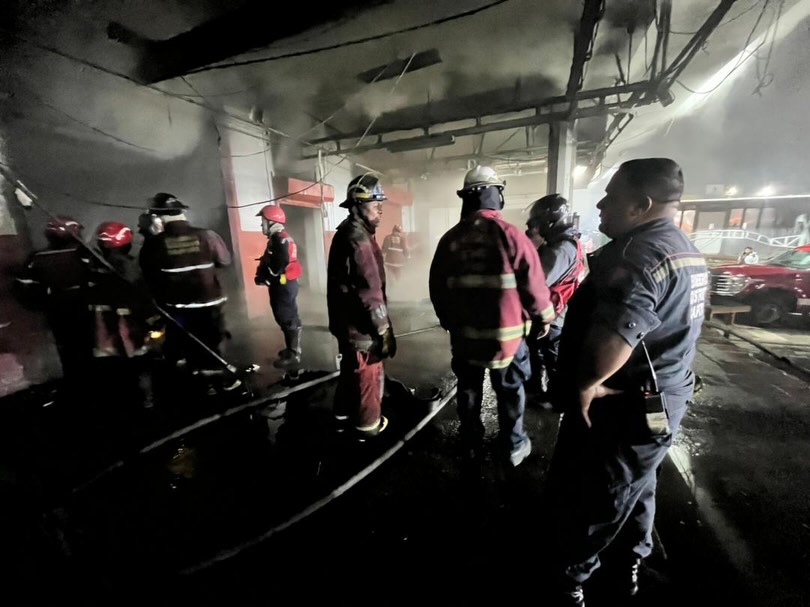 Nuestro Primer General Dr Juan Carlos González se encuentra junto a los compañeros del sistema de gestión de riesgo que conforman la zoedan capital en la Parroquia coche, mercado mayorista de coche inmerca, en un incendio de magnitud el cual está controlado, en estos momentos en labores de refrescamiento; se evitó la propagación a locales aledaños sin heridos ni víctimas que lamentar.