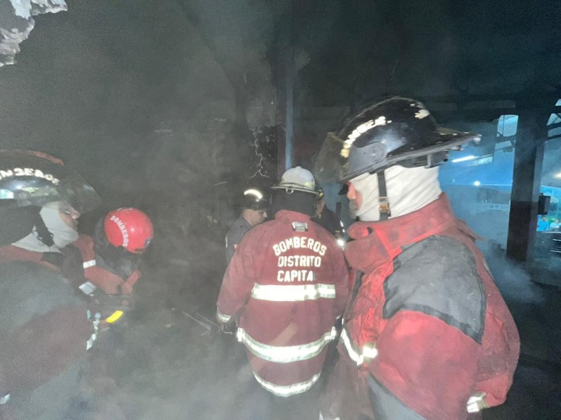 Nuestro Primer General Dr Juan Carlos González se encuentra junto a los compañeros del sistema de gestión de riesgo que conforman la zoedan capital en la Parroquia coche, mercado mayorista de coche inmerca, en un incendio de magnitud el cual está controlado, en estos momentos en labores de refrescamiento; se evitó la propagación a locales aledaños sin heridos ni víctimas que lamentar.