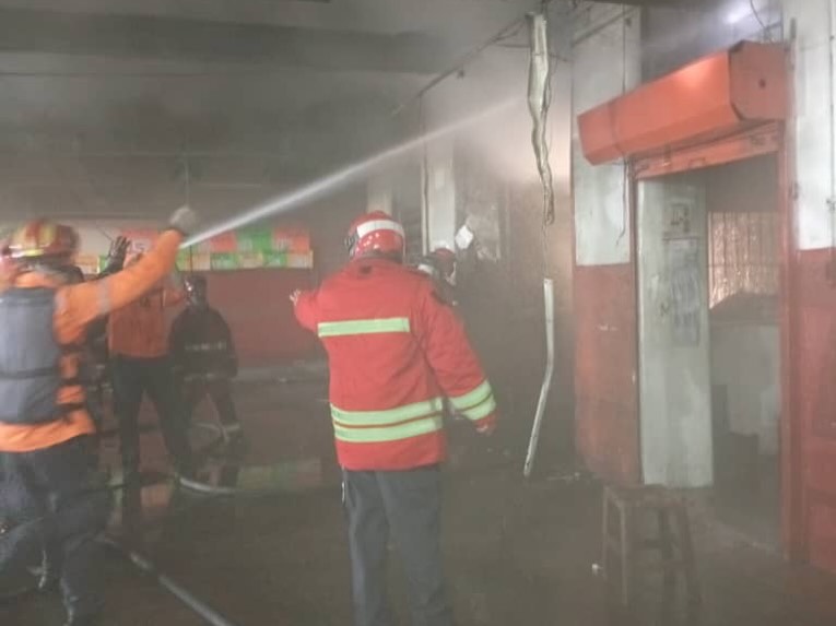 Nuestro Primer General Dr Juan Carlos González se encuentra junto a los compañeros del sistema de gestión de riesgo que conforman la zoedan capital en la Parroquia coche, mercado mayorista de coche inmerca, en un incendio de magnitud el cual está controlado, en estos momentos en labores de refrescamiento; se evitó la propagación a locales aledaños sin heridos ni víctimas que lamentar.