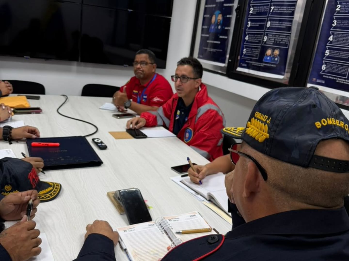 Este Miércoles, el Primer General (B) Juan Carlos González, Director General Nacional de Bomberos y Presidente del FONBE, llevó a cabo una reunión con el equipo multidisciplinario del FONBE para discutir labores y beneficios para todos los bomberos del territorio nacional.
En esta importante reunión, se abordaron iniciativas para mejorar las condiciones laborales de los bomberos y fortalecer su formación profesional. El Primer General subrayó la necesidad de un enfoque colaborativo para optimizar el servicio y garantizar la seguridad tanto de los bomberos como de la comunidad.
Nuestro compromiso es claro: trabajar en pro del bienestar de nuestros bomberos y asegurar que cuenten con los recursos necesarios para realizar su labor con excelencia.
El FONBE continúa avanzando en su misión de apoyar a los bomberos, promoviendo un entorno laboral más justo y solidario
@minjusticia_ve @fonbe_oficial @dcabellor @vgrpc_mijp @otipaituvi