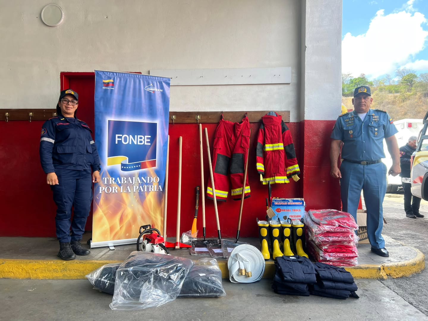 Siguiendo instrucciones de la Presidenta Encargada de la República Delcy Rodríguez y lineamientos del Vicepresidente Sectorial para la Seguridad Ciudadana y Paz Capitán Diosdado Cabello Rondón, el Primer General Juan Carlos González, Director General Nacional de Bomberos y Presidente del FONBE, reflejando el firme compromiso y apoyo hacia los héroes de azul y rojo de todo el territorio nacional, realizo la entrega de herramientas, materiales y equipos.
En esta entrega fue beneficiado los Cuerpos de Bomberos de Estado Guarico y Monagas, el entusiasmo y agradecimiento, por parte del personal se hizo notar por el apoyo y la confianza depositada en su labor.
Esta dotacion, representa una garantía de protección para aquellos que, sin dudarlo, arriesgan sus vidas en pro del bienestar de sus comunidades.
@minjusticia_ve @mazo4f @dcabellor @vgrpc_mijp @otipaituvi @jgonzalezgeneral #juntosporlavidaylapaz #Bomberos #SeguridadCiudadana #GestiónDeRiesgos #FONBE