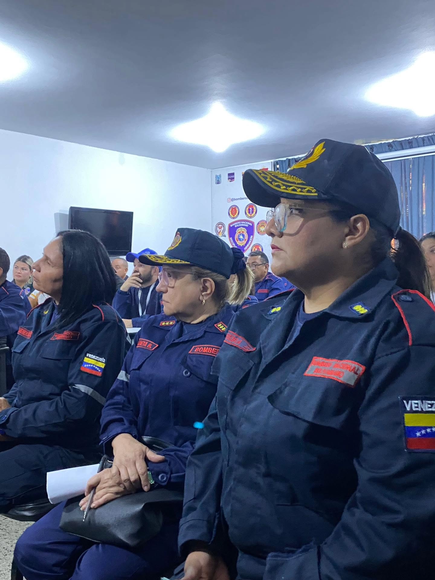 Siguiendo las directrices de la Presidenta Encargada de la República, Delcy Rodríguez, y el liderazgo del Vicepresidente Sectorial para la Seguridad Ciudadana y Paz, Capitán Diosdado Cabello Rondón, junto al Viceministro para la Gestión de Riesgo, Alm. Juan Oti Paituvi, el Primer General (B) PhD. Juan Carlos González, en su papel como Director General Nacional de Bomberos y Presidente del FONBE, llevó a cabo un encuentro trascendental en la estación de Maracaibo, estado Zulia, con los valientes Comandantes de las Estaciones del Cuerpo de Bomberos de la región.
Este encuentro no solo sirvió para compartir ideas y escuchar inquietudes, sino que fue una celebración de la dedicación y el sacrificio de nuestros héroes cotidianos. El equipo del FONBE presentó información crucial sobre sus funciones, reafirmando su compromiso con la Ley Orgánica del Servicio de los Cuerpos de Bomberos.
Cada paso que damos es un avance hacia un futuro más seguro y protegido para nuestras comunidades. Juntos, fortalecemos el espíritu de servicio y la vocación de quienes arriesgan su vida por el bienestar de todos.
¡Sigamos unidos en la construcción de un mañana donde la seguridad y la paz sean la norma!
@minjusticia_ve @mazo4f @dcabellor @vgrpc_mijp @otipaituvi @jgonzalezgeneral #juntosporlavidaylapaz #Bomberos #SeguridadCiudadana #GestiónDeRiesgos #FONBE
