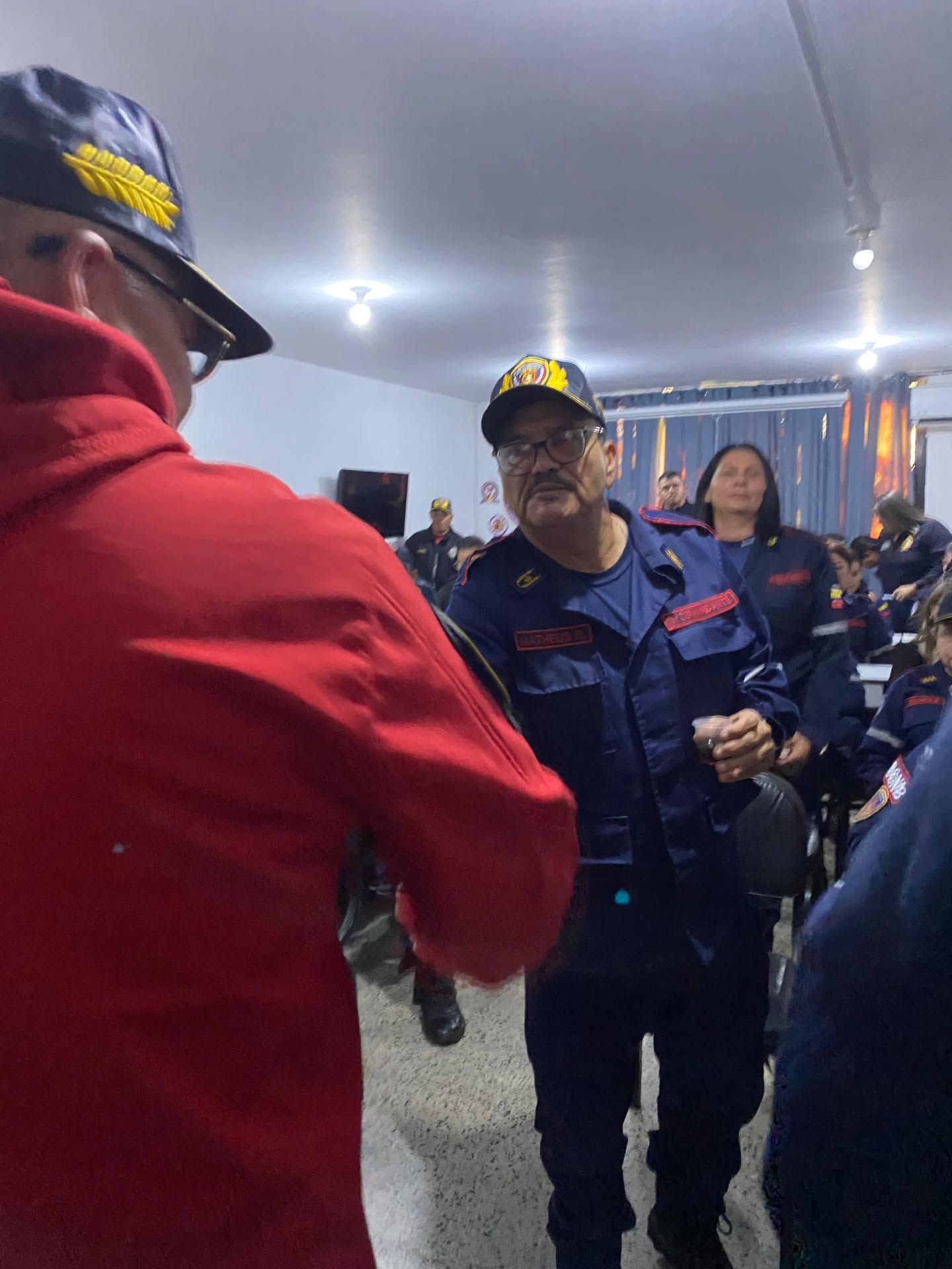 Siguiendo las directrices de la Presidenta Encargada de la República, Delcy Rodríguez, y el liderazgo del Vicepresidente Sectorial para la Seguridad Ciudadana y Paz, Capitán Diosdado Cabello Rondón, junto al Viceministro para la Gestión de Riesgo, Alm. Juan Oti Paituvi, el Primer General (B) PhD. Juan Carlos González, en su papel como Director General Nacional de Bomberos y Presidente del FONBE, llevó a cabo un encuentro trascendental en la estación de Maracaibo, estado Zulia, con los valientes Comandantes de las Estaciones del Cuerpo de Bomberos de la región.
Este encuentro no solo sirvió para compartir ideas y escuchar inquietudes, sino que fue una celebración de la dedicación y el sacrificio de nuestros héroes cotidianos. El equipo del FONBE presentó información crucial sobre sus funciones, reafirmando su compromiso con la Ley Orgánica del Servicio de los Cuerpos de Bomberos.
Cada paso que damos es un avance hacia un futuro más seguro y protegido para nuestras comunidades. Juntos, fortalecemos el espíritu de servicio y la vocación de quienes arriesgan su vida por el bienestar de todos.
¡Sigamos unidos en la construcción de un mañana donde la seguridad y la paz sean la norma!
@minjusticia_ve @mazo4f @dcabellor @vgrpc_mijp @otipaituvi @jgonzalezgeneral #juntosporlavidaylapaz #Bomberos #SeguridadCiudadana #GestiónDeRiesgos #FONBE