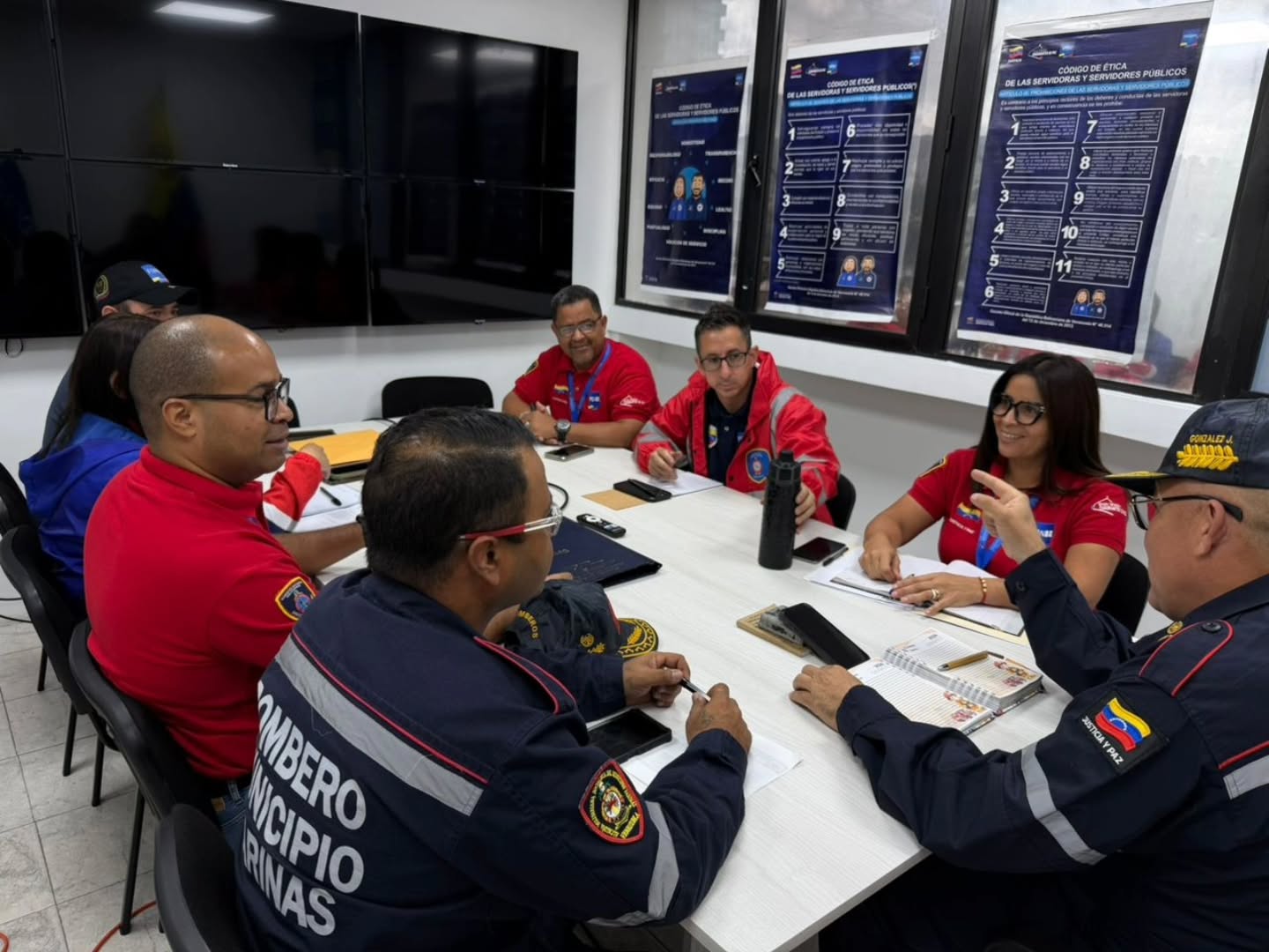 Este Miércoles, el Primer General (B) Juan Carlos González, Director General Nacional de Bomberos y Presidente del FONBE, llevó a cabo una reunión con el equipo multidisciplinario del FONBE para discutir labores y beneficios para todos los bomberos del territorio nacional.
En esta importante reunión, se abordaron iniciativas para mejorar las condiciones laborales de los bomberos y fortalecer su formación profesional. El Primer General subrayó la necesidad de un enfoque colaborativo para optimizar el servicio y garantizar la seguridad tanto de los bomberos como de la comunidad.
Nuestro compromiso es claro: trabajar en pro del bienestar de nuestros bomberos y asegurar que cuenten con los recursos necesarios para realizar su labor con excelencia.
El FONBE continúa avanzando en su misión de apoyar a los bomberos, promoviendo un entorno laboral más justo y solidario
@minjusticia_ve @fonbe_oficial @dcabellor @vgrpc_mijp @otipaituvi