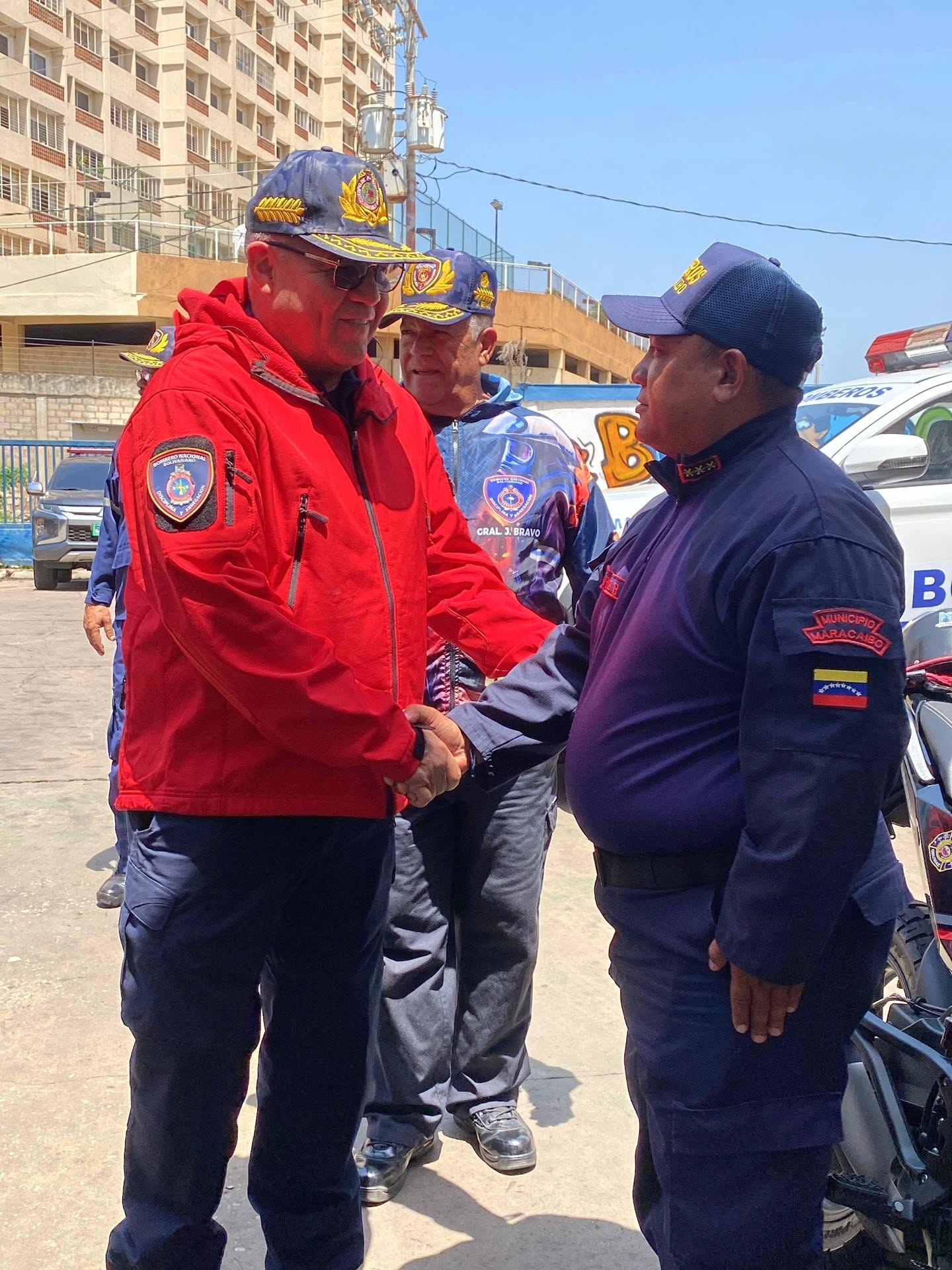 Siguiendo las directrices de la Presidenta Encargada de la República, Delcy Rodríguez, y el liderazgo del Vicepresidente Sectorial para la Seguridad Ciudadana y Paz, Capitán Diosdado Cabello Rondón, junto al Viceministro para la Gestión de Riesgo, Alm. Juan Oti Paituvi, el Primer General (B) PhD. Juan Carlos González, en su papel como Director General Nacional de Bomberos y Presidente del FONBE, llevó a cabo un encuentro trascendental en la estación de Maracaibo, estado Zulia, con los valientes Comandantes de las Estaciones del Cuerpo de Bomberos de la región.
Este encuentro no solo sirvió para compartir ideas y escuchar inquietudes, sino que fue una celebración de la dedicación y el sacrificio de nuestros héroes cotidianos. El equipo del FONBE presentó información crucial sobre sus funciones, reafirmando su compromiso con la Ley Orgánica del Servicio de los Cuerpos de Bomberos.
Cada paso que damos es un avance hacia un futuro más seguro y protegido para nuestras comunidades. Juntos, fortalecemos el espíritu de servicio y la vocación de quienes arriesgan su vida por el bienestar de todos.
¡Sigamos unidos en la construcción de un mañana donde la seguridad y la paz sean la norma!
@minjusticia_ve @mazo4f @dcabellor @vgrpc_mijp @otipaituvi @jgonzalezgeneral #juntosporlavidaylapaz #Bomberos #SeguridadCiudadana #GestiónDeRiesgos #FONBE