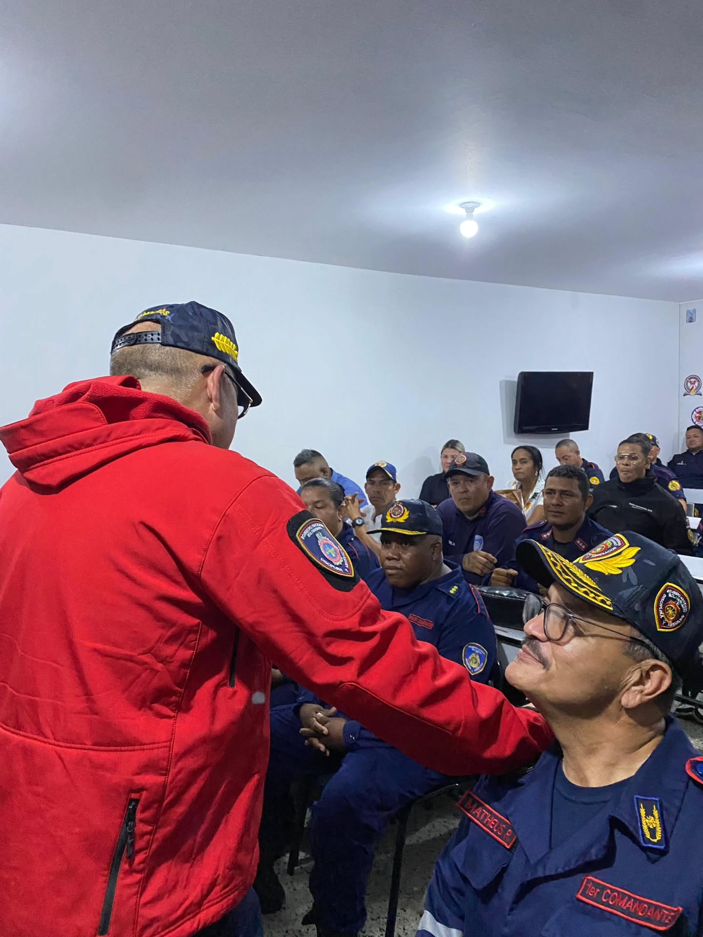 Siguiendo las directrices de la Presidenta Encargada de la República, Delcy Rodríguez, y el liderazgo del Vicepresidente Sectorial para la Seguridad Ciudadana y Paz, Capitán Diosdado Cabello Rondón, junto al Viceministro para la Gestión de Riesgo, Alm. Juan Oti Paituvi, el Primer General (B) PhD. Juan Carlos González, en su papel como Director General Nacional de Bomberos y Presidente del FONBE, llevó a cabo un encuentro trascendental en la estación de Maracaibo, estado Zulia, con los valientes Comandantes de las Estaciones del Cuerpo de Bomberos de la región.
Este encuentro no solo sirvió para compartir ideas y escuchar inquietudes, sino que fue una celebración de la dedicación y el sacrificio de nuestros héroes cotidianos. El equipo del FONBE presentó información crucial sobre sus funciones, reafirmando su compromiso con la Ley Orgánica del Servicio de los Cuerpos de Bomberos.
Cada paso que damos es un avance hacia un futuro más seguro y protegido para nuestras comunidades. Juntos, fortalecemos el espíritu de servicio y la vocación de quienes arriesgan su vida por el bienestar de todos.
¡Sigamos unidos en la construcción de un mañana donde la seguridad y la paz sean la norma!
@minjusticia_ve @mazo4f @dcabellor @vgrpc_mijp @otipaituvi @jgonzalezgeneral #juntosporlavidaylapaz #Bomberos #SeguridadCiudadana #GestiónDeRiesgos #FONBE