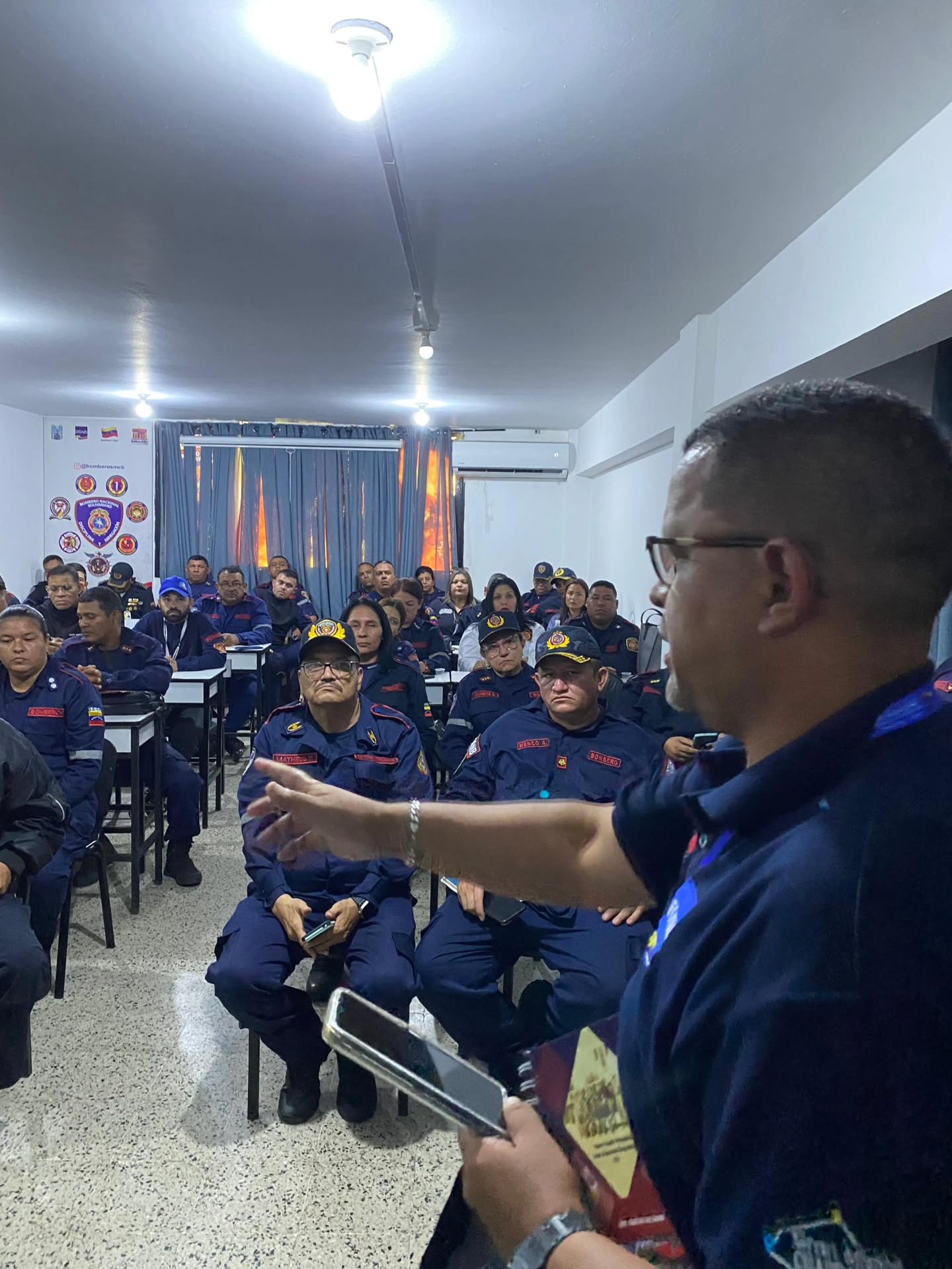 Siguiendo las directrices de la Presidenta Encargada de la República, Delcy Rodríguez, y el liderazgo del Vicepresidente Sectorial para la Seguridad Ciudadana y Paz, Capitán Diosdado Cabello Rondón, junto al Viceministro para la Gestión de Riesgo, Alm. Juan Oti Paituvi, el Primer General (B) PhD. Juan Carlos González, en su papel como Director General Nacional de Bomberos y Presidente del FONBE, llevó a cabo un encuentro trascendental en la estación de Maracaibo, estado Zulia, con los valientes Comandantes de las Estaciones del Cuerpo de Bomberos de la región.
Este encuentro no solo sirvió para compartir ideas y escuchar inquietudes, sino que fue una celebración de la dedicación y el sacrificio de nuestros héroes cotidianos. El equipo del FONBE presentó información crucial sobre sus funciones, reafirmando su compromiso con la Ley Orgánica del Servicio de los Cuerpos de Bomberos.
Cada paso que damos es un avance hacia un futuro más seguro y protegido para nuestras comunidades. Juntos, fortalecemos el espíritu de servicio y la vocación de quienes arriesgan su vida por el bienestar de todos.
¡Sigamos unidos en la construcción de un mañana donde la seguridad y la paz sean la norma!
@minjusticia_ve @mazo4f @dcabellor @vgrpc_mijp @otipaituvi @jgonzalezgeneral #juntosporlavidaylapaz #Bomberos #SeguridadCiudadana #GestiónDeRiesgos #FONBE