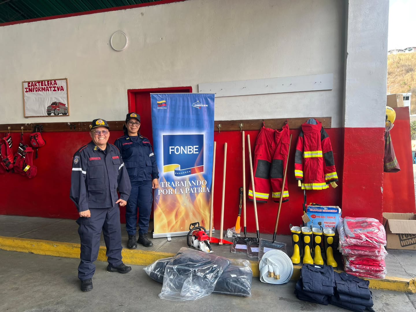 Siguiendo instrucciones de la Presidenta Encargada de la República Delcy Rodríguez y lineamientos del Vicepresidente Sectorial para la Seguridad Ciudadana y Paz Capitán Diosdado Cabello Rondón, el Primer General Juan Carlos González, Director General Nacional de Bomberos y Presidente del FONBE, reflejando el firme compromiso y apoyo hacia los héroes de azul y rojo de todo el territorio nacional, realizo la entrega de herramientas, materiales y equipos.
En esta entrega fue beneficiado los Cuerpos de Bomberos de Estado Guarico y Monagas, el entusiasmo y agradecimiento, por parte del personal se hizo notar por el apoyo y la confianza depositada en su labor.
Esta dotacion, representa una garantía de protección para aquellos que, sin dudarlo, arriesgan sus vidas en pro del bienestar de sus comunidades.
@minjusticia_ve @mazo4f @dcabellor @vgrpc_mijp @otipaituvi @jgonzalezgeneral #juntosporlavidaylapaz #Bomberos #SeguridadCiudadana #GestiónDeRiesgos #FONBE