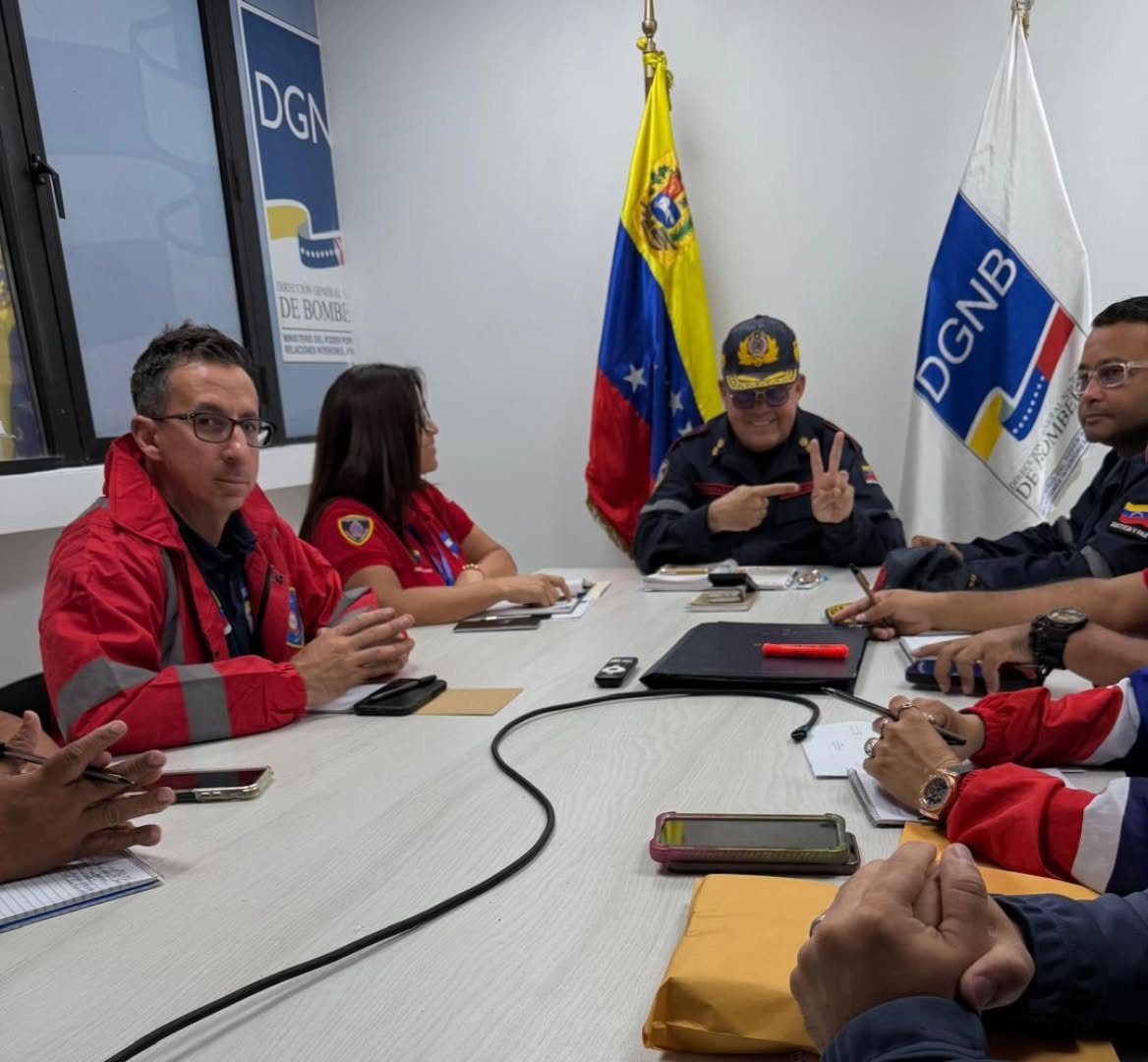 Este Miércoles, el Primer General (B) Juan Carlos González, Director General Nacional de Bomberos y Presidente del FONBE, llevó a cabo una reunión con el equipo multidisciplinario del FONBE para discutir labores y beneficios para todos los bomberos del territorio nacional.
En esta importante reunión, se abordaron iniciativas para mejorar las condiciones laborales de los bomberos y fortalecer su formación profesional. El Primer General subrayó la necesidad de un enfoque colaborativo para optimizar el servicio y garantizar la seguridad tanto de los bomberos como de la comunidad.
Nuestro compromiso es claro: trabajar en pro del bienestar de nuestros bomberos y asegurar que cuenten con los recursos necesarios para realizar su labor con excelencia.
El FONBE continúa avanzando en su misión de apoyar a los bomberos, promoviendo un entorno laboral más justo y solidario
@minjusticia_ve @fonbe_oficial @dcabellor @vgrpc_mijp @otipaituvi