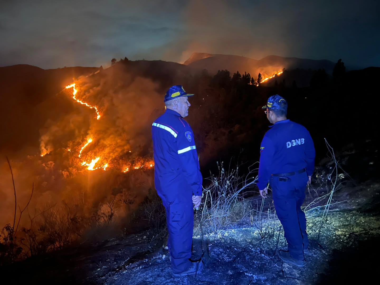 Cuando son las 7:45, continúan las labores de extinción del fuego, esta vez en la parte alta del Zoológico de Caricuao, en la parroquia Caricuao de la Gran Caracas. En este momento a pesar de la complejidad de la operación, el compromiso y la valentía de nuestros bomberos es inquebrantable.
El Primer General (B) Juan Carlos González, Director General Nacional de Bomberos, continúa en el lugar supervisando las operaciones. Junto a un equipo multidisciplinario compuesto por más de 40 efectivos bomberiles urbanos, forestales y voluntarios, llevando a cabo maniobras exhaustivas de combate ofensivo directo con herramientas manuales, para controlar y extinguir por completo el fuego.
Desde el inicio de la emergencia, se han implementado estrategias de combate al fuego que incluyen la creación de cortafuegos y el uso de herramientas especializadis. La coordinación entre los diferentes cuerpos de emergencia ha sido fundamental para garantizar la seguridad de la comunidad y minimizar los daños.
@minjusticia_ve @dcabellor @vgrpc_mijp @pcivil_venezuela @otipaituvi @fonbe_oficial @unesoficial
#Bomberos #ProtecciónCivil #GranCaracas #UnidosPorLaSeguridad