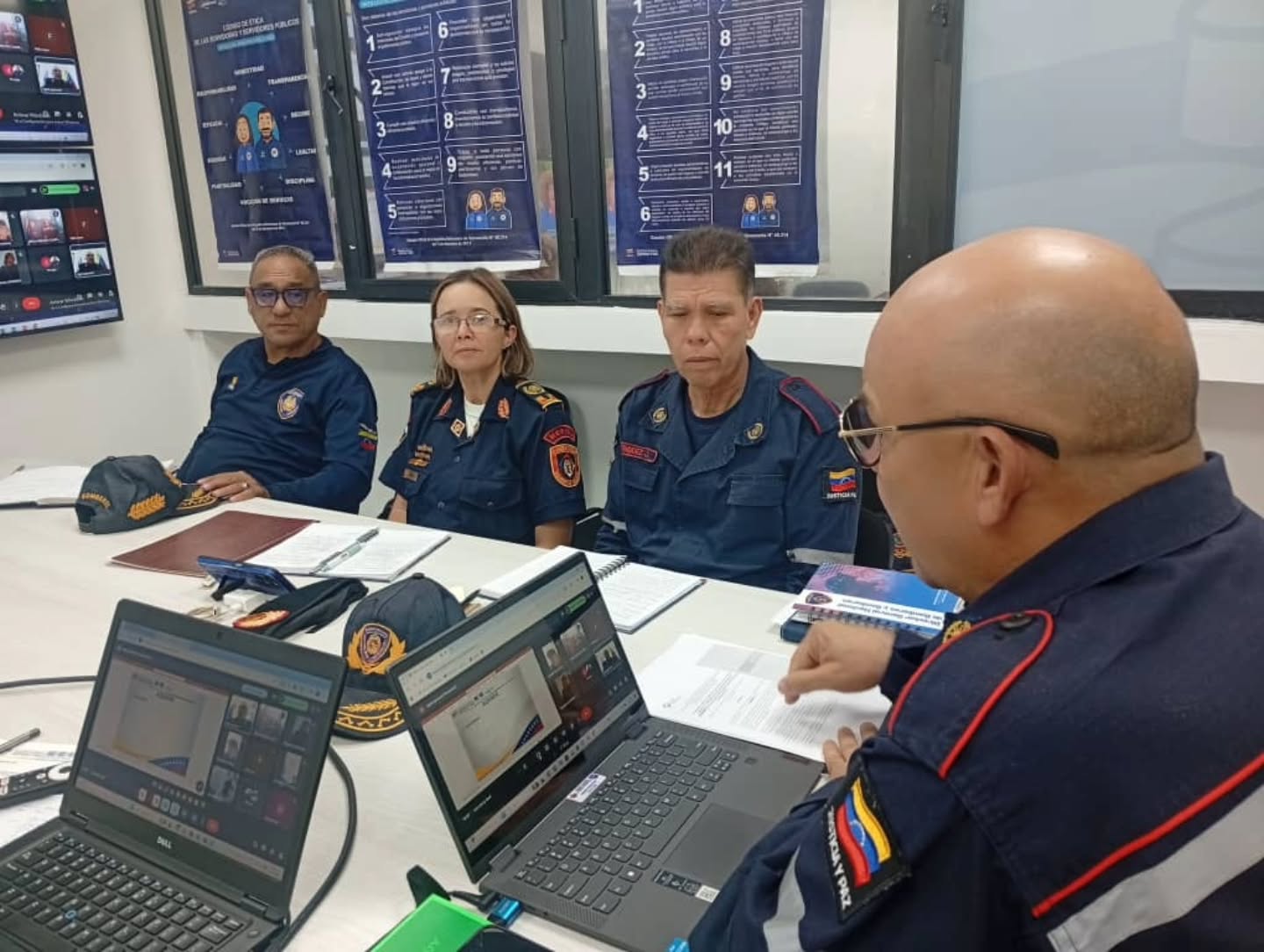 ¡Seguimos consolidando la operatividad y la excelencia institucional! 🚒🇻🇪
Se llevó a cabo la 3ra Videoconferencia del año, liderada por nuestro Primer General (B) Postdoc. Juan Carlos González Rodríguez, Director General Nacional de Bomberos y Presidente del FONBE.
En este encuentro estratégico, estuvimos en contacto directo con los Jefes de REDAN, ZOEDAN, Primeros Comandantes de los Cuerpos de Bomberos, junto a sus equipos de Talento Humano y Educación.
Durante la sesión, abordamos temas vitales para nuestro fortalecimiento:
✅ Proyección Internacional: Compartimos los logros alcanzados en el Encuentro sobre Interoperabilidad y Respuesta ante Incendios Forestales (OTCA, Brasilia).
✅ Acreditación 2026: ¡Atención! Se informó que esta será la última acreditación por experiencia de saberes. Seguimos estrictamente el cronograma enviado.
✅ Identidad y Organización: Continuamos la carnetización nacional para todos nuestros funcionarios, desde el bombero raso hasta el grado de General.
✅ Comunicación y Disciplina: Reforzamos el seguimiento a nuestras cuentas oficiales @dgnbenlinea y la aplicación rigurosa de las normas de reglamento disciplinario, uniformes y ascensos bajo la Inspectoría General Nacional.
✅ Salud: Recordamos que todo el personal activo cuenta con el respaldo del FASMIJ. Consulten sus redes oficiales para conocer los servicios disponibles.
¡El compromiso con la formación, la disciplina y el bienestar de nuestros hombres y mujeres de azul es innegociable!
Seguimos trabajando por la protección integral de nuestro pueblo. 👊🔥
#Bomberos #DGNB #FONBE #GestiónEstratégica #Fasmij