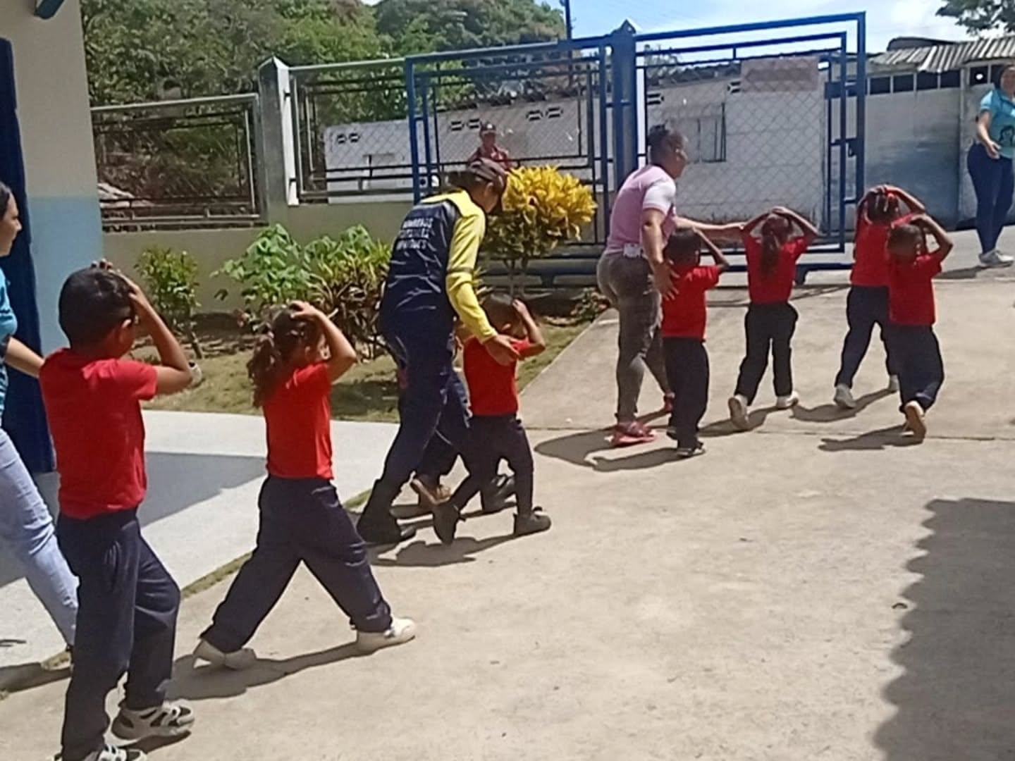 📍 ¡PREVENCIÓN EN ACCIÓN! Así se vivió el Caribe Wave 2026 en el Oriente del país. 🌊🛡️
Cumpliendo con los protocolos internacionales de seguridad, desde la REDAN Oriental desplegamos toda nuestra fuerza operativa en los estados Monagas y Sucre para el simulacro #CaribeWave2026.
✅ ¿Qué evaluamos?
Tiempos de respuesta en desalojos masivos.
Capacidad de atención prehospitalaria y rescate.
Control de incendios y riesgos químicos (fugas de gas).
Articulación perfecta entre Bomberos, Protección Civil y cuerpos policiales.
🏫 En Monagas, los 13 municipios se activaron simultáneamente, destacando la participación de miles de estudiantes y docentes en liceos como el "Ezequiel Zamora" y "Marco Antonio Saluzzo".
🏰 Nuestras costas se prepararon con ejercicios de evacuación por tsunami en Cumaná (Castillo San Antonio), Ribero y Cajigal, demostrando que la organización es nuestra mejor herramienta ante un evento adverso.
La prevención no es un simulacro, es un estilo de vida. ¡Seguimos trabajando por tu seguridad! 🫡💪
#CaribeWave2026 #Prevención #BomberosVenezuela #RedanOriental