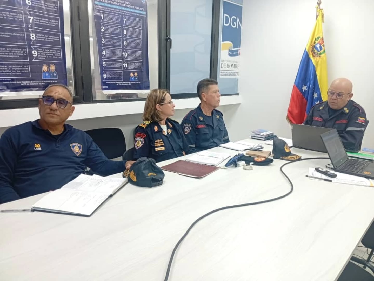 ¡Seguimos consolidando la operatividad y la excelencia institucional! 🚒🇻🇪
Se llevó a cabo la 3ra Videoconferencia del año, liderada por nuestro Primer General (B) Postdoc. Juan Carlos González Rodríguez, Director General Nacional de Bomberos y Presidente del FONBE.
En este encuentro estratégico, estuvimos en contacto directo con los Jefes de REDAN, ZOEDAN, Primeros Comandantes de los Cuerpos de Bomberos, junto a sus equipos de Talento Humano y Educación.
Durante la sesión, abordamos temas vitales para nuestro fortalecimiento:
✅ Proyección Internacional: Compartimos los logros alcanzados en el Encuentro sobre Interoperabilidad y Respuesta ante Incendios Forestales (OTCA, Brasilia).
✅ Acreditación 2026: ¡Atención! Se informó que esta será la última acreditación por experiencia de saberes. Seguimos estrictamente el cronograma enviado.
✅ Identidad y Organización: Continuamos la carnetización nacional para todos nuestros funcionarios, desde el bombero raso hasta el grado de General.
✅ Comunicación y Disciplina: Reforzamos el seguimiento a nuestras cuentas oficiales @dgnbenlinea y la aplicación rigurosa de las normas de reglamento disciplinario, uniformes y ascensos bajo la Inspectoría General Nacional.
✅ Salud: Recordamos que todo el personal activo cuenta con el respaldo del FASMIJ. Consulten sus redes oficiales para conocer los servicios disponibles.
¡El compromiso con la formación, la disciplina y el bienestar de nuestros hombres y mujeres de azul es innegociable!
Seguimos trabajando por la protección integral de nuestro pueblo. 👊🔥
#Bomberos #DGNB #FONBE #GestiónEstratégica #Fasmij