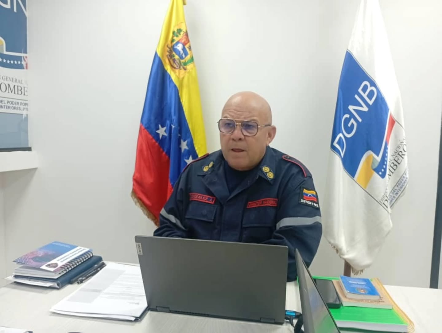 ¡Seguimos consolidando la operatividad y la excelencia institucional! 🚒🇻🇪
Se llevó a cabo la 3ra Videoconferencia del año, liderada por nuestro Primer General (B) Postdoc. Juan Carlos González Rodríguez, Director General Nacional de Bomberos y Presidente del FONBE.
En este encuentro estratégico, estuvimos en contacto directo con los Jefes de REDAN, ZOEDAN, Primeros Comandantes de los Cuerpos de Bomberos, junto a sus equipos de Talento Humano y Educación.
Durante la sesión, abordamos temas vitales para nuestro fortalecimiento:
✅ Proyección Internacional: Compartimos los logros alcanzados en el Encuentro sobre Interoperabilidad y Respuesta ante Incendios Forestales (OTCA, Brasilia).
✅ Acreditación 2026: ¡Atención! Se informó que esta será la última acreditación por experiencia de saberes. Seguimos estrictamente el cronograma enviado.
✅ Identidad y Organización: Continuamos la carnetización nacional para todos nuestros funcionarios, desde el bombero raso hasta el grado de General.
✅ Comunicación y Disciplina: Reforzamos el seguimiento a nuestras cuentas oficiales @dgnbenlinea y la aplicación rigurosa de las normas de reglamento disciplinario, uniformes y ascensos bajo la Inspectoría General Nacional.
✅ Salud: Recordamos que todo el personal activo cuenta con el respaldo del FASMIJ. Consulten sus redes oficiales para conocer los servicios disponibles.
¡El compromiso con la formación, la disciplina y el bienestar de nuestros hombres y mujeres de azul es innegociable!
Seguimos trabajando por la protección integral de nuestro pueblo. 👊🔥
#Bomberos #DGNB #FONBE #GestiónEstratégica #Fasmij