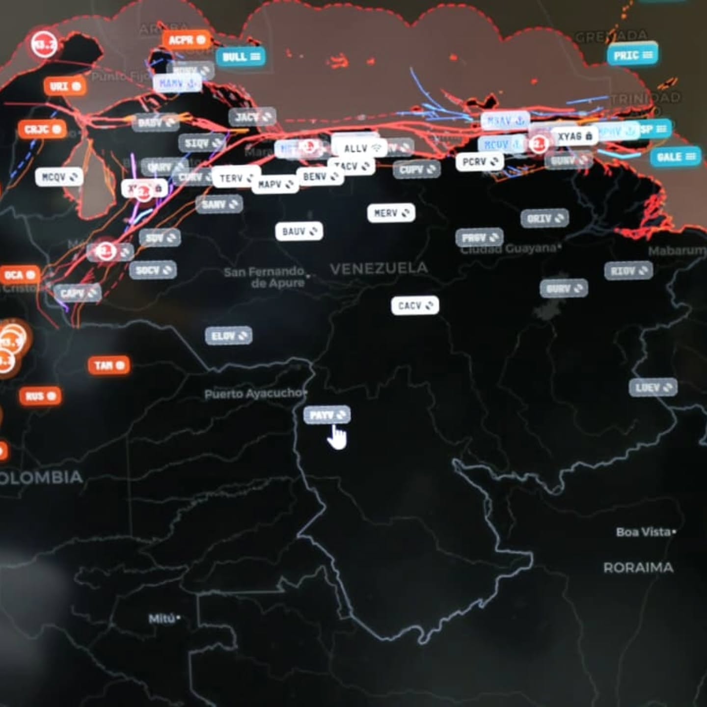Hoy 19 de marzo se desarrolló con éxito el simulacro internacional Caribe Wave 2026, donde el Sistema Nacional de Gestión de Riesgo demostró su capacidad de articulación, respuesta y organización.
En cumplimiento con las políticas de seguridad ciudadana, este jueves, se llevó a cabo con éxito el ejercicio internacional de simulacro de tsunami Caribe Wave 2026. La actividad tuvo como epicentro operacional las instalaciones de la Fundación Venezolana de Investigaciones Sismológicas (Funvisis), centro focal encargado de recibir la información técnica internacional para su distribución inmediata a los entes operativos destinados a la atención del pueblo venezolano. En la actividad estuvo presente el viceministro para la Gestión de Riesgo y Protección Civil, almirante Juan Carlos Oti Paituvi, quien estuvo acompañado por Nuestro Primer General Juan Carlos Gonzalez, Director General Nacional de Bomberos y Presidente del FONBE, el G/D Luis Alejandro Jiménez Villarreal, presidente de Funvisis, y el G/B Reidy Zambrano Méndez, presidente del Inameh.
Este ejercicio, tiene como propósito evaluar los sistemas de alerta, mejorar los tiempos de respuesta y fortalecer la preparación ante amenazas como tsunamis en la región.
Más que un simulacro, es una herramienta clave de la gestión de riesgo, que permite:
La capacidad de respuesta del Estado ante la amenaza de un tsunami, poniendo a prueba los protocolos de actuación, la organización institucional y la rapidez en la evacuación hacia puntos seguros. En esta edición, el escenario simulado fue la erupción del volcán submarino Kick-em Jenny, ubicado al norte de la isla de Granada, aproximadamente a 100 millas de las costas nacionales.
Así mismo, este ejercicio permitió analizar la efectividad del flujo de información entre los entes científicos y los operativos, asegurando que la comunicación llegue al pueblo en un tiempo mínimo.
#GestiónDeRiesgo #CaribeWave2026 #Bomberos #ProtecciónCivil #Funvisis