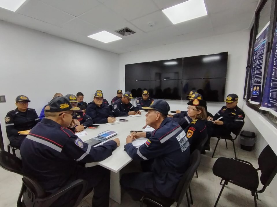 ¡Juntos fortalecemos nuestra operatividad y compromiso! 🚒🔥
Hoy, el Primer General (B) Dr. Juan Carlos González, Director General Nacional de Bomberos y Presidente del FONBE, sostuvo una importante reunión de trabajo con el equipo de la DGNB, FONBE y Gestión Comunicacional.
Durante este encuentro, se establecieron las líneas estratégicas para la agenda semanal y mensual, reafirmando nuestro compromiso con la seguridad y la atención ciudadana.
Asimismo, se compartieron los destacados logros obtenidos en el reciente Encuentro sobre Interoperabilidad, Cooperación y Asistencia Mutua para la Preparación y Respuesta ante Incendios Forestales en América Latina y el Caribe, celebrado en la sede de la OTCA en Brasilia, del 9 al 13 de marzo.
Agradecemos profundamente el compromiso y las contribuciones compartidas en este espacio, que no solo enriquecen nuestro diálogo interno, sino que fortalecen la cooperación regional en el manejo integral del fuego.
¡Seguimos avanzando por una respuesta cada vez más eficiente y coordinada! 💪🇻🇪
#Bomberos #GestiónEstratégica #FONBE #DGNB
#IncendiosForeatales