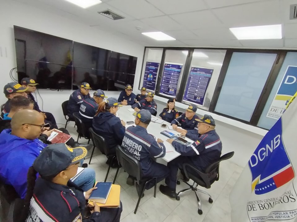 ¡Juntos fortalecemos nuestra operatividad y compromiso! 🚒🔥
Hoy, el Primer General (B) Dr. Juan Carlos González, Director General Nacional de Bomberos y Presidente del FONBE, sostuvo una importante reunión de trabajo con el equipo de la DGNB, FONBE y Gestión Comunicacional.
Durante este encuentro, se establecieron las líneas estratégicas para la agenda semanal y mensual, reafirmando nuestro compromiso con la seguridad y la atención ciudadana.
Asimismo, se compartieron los destacados logros obtenidos en el reciente Encuentro sobre Interoperabilidad, Cooperación y Asistencia Mutua para la Preparación y Respuesta ante Incendios Forestales en América Latina y el Caribe, celebrado en la sede de la OTCA en Brasilia, del 9 al 13 de marzo.
Agradecemos profundamente el compromiso y las contribuciones compartidas en este espacio, que no solo enriquecen nuestro diálogo interno, sino que fortalecen la cooperación regional en el manejo integral del fuego.
¡Seguimos avanzando por una respuesta cada vez más eficiente y coordinada! 💪🇻🇪
#Bomberos #GestiónEstratégica #FONBE #DGNB
#IncendiosForeatales