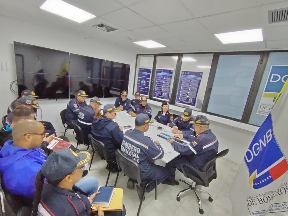 ¡Juntos fortalecemos nuestra operatividad y compromiso! 🚒🔥
Hoy, el Primer General (B) Dr. Juan Carlos González, Director General Nacional de Bomberos y Presidente del FONBE, sostuvo una importante reunión de trabajo con el equipo de la DGNB, FONBE y Gestión Comunicacional.
Durante este encuentro, se establecieron las líneas estratégicas para la agenda semanal y mensual, reafirmando nuestro compromiso con la seguridad y la atención ciudadana.
Asimismo, se compartieron los destacados logros obtenidos en el reciente Encuentro sobre Interoperabilidad, Cooperación y Asistencia Mutua para la Preparación y Respuesta ante Incendios Forestales en América Latina y el Caribe, celebrado en la sede de la OTCA en Brasilia, del 9 al 13 de marzo.
Agradecemos profundamente el compromiso y las contribuciones compartidas en este espacio, que no solo enriquecen nuestro diálogo interno, sino que fortalecen la cooperación regional en el manejo integral del fuego.
¡Seguimos avanzando por una respuesta cada vez más eficiente y coordinada! 💪🇻🇪
#Bomberos #GestiónEstratégica #FONBE #DGNB
#IncendiosForeatales