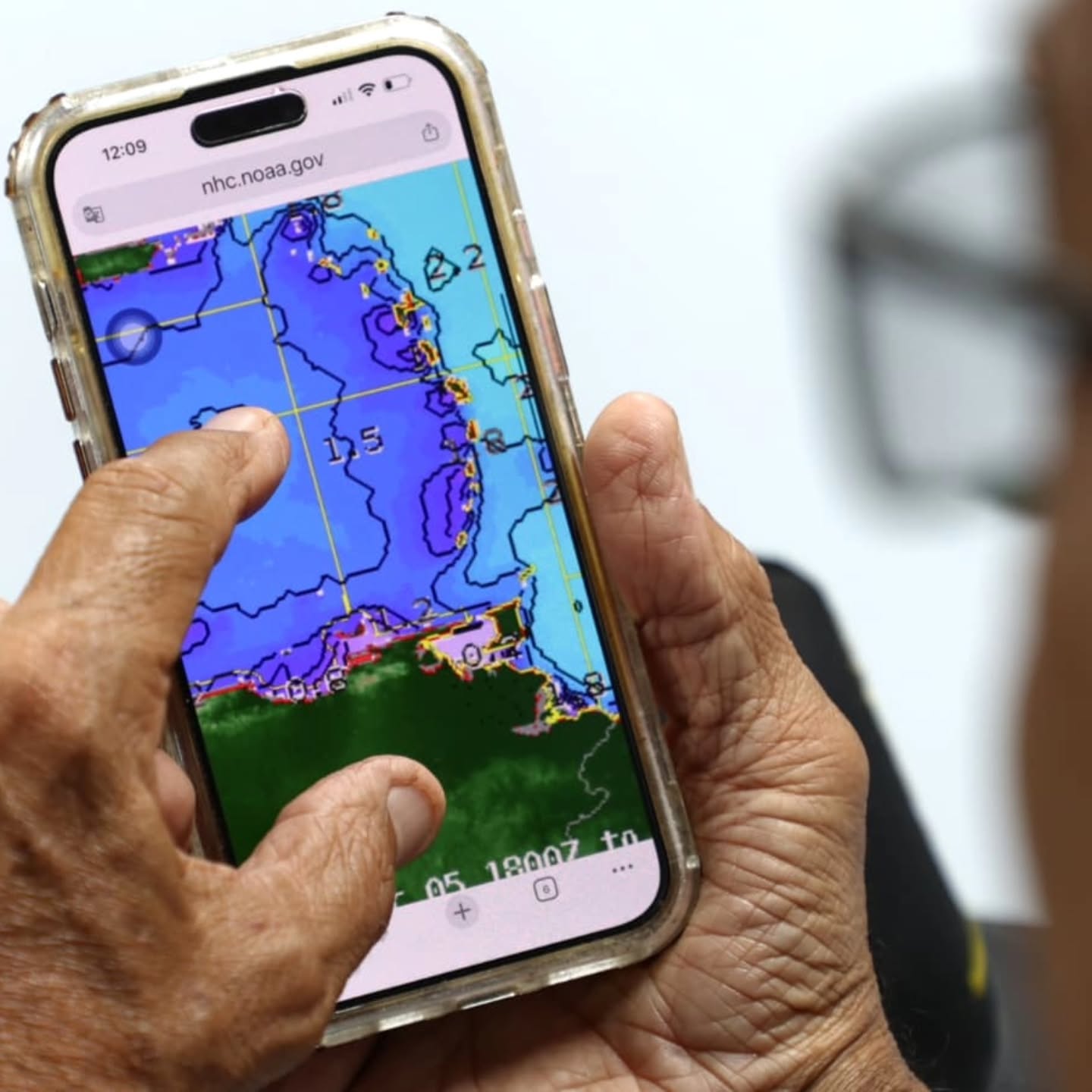 Hoy 19 de marzo se desarrolló con éxito el simulacro internacional Caribe Wave 2026, donde el Sistema Nacional de Gestión de Riesgo demostró su capacidad de articulación, respuesta y organización.
En cumplimiento con las políticas de seguridad ciudadana, este jueves, se llevó a cabo con éxito el ejercicio internacional de simulacro de tsunami Caribe Wave 2026. La actividad tuvo como epicentro operacional las instalaciones de la Fundación Venezolana de Investigaciones Sismológicas (Funvisis), centro focal encargado de recibir la información técnica internacional para su distribución inmediata a los entes operativos destinados a la atención del pueblo venezolano. En la actividad estuvo presente el viceministro para la Gestión de Riesgo y Protección Civil, almirante Juan Carlos Oti Paituvi, quien estuvo acompañado por Nuestro Primer General Juan Carlos Gonzalez, Director General Nacional de Bomberos y Presidente del FONBE, el G/D Luis Alejandro Jiménez Villarreal, presidente de Funvisis, y el G/B Reidy Zambrano Méndez, presidente del Inameh.
Este ejercicio, tiene como propósito evaluar los sistemas de alerta, mejorar los tiempos de respuesta y fortalecer la preparación ante amenazas como tsunamis en la región.
Más que un simulacro, es una herramienta clave de la gestión de riesgo, que permite:
La capacidad de respuesta del Estado ante la amenaza de un tsunami, poniendo a prueba los protocolos de actuación, la organización institucional y la rapidez en la evacuación hacia puntos seguros. En esta edición, el escenario simulado fue la erupción del volcán submarino Kick-em Jenny, ubicado al norte de la isla de Granada, aproximadamente a 100 millas de las costas nacionales.
Así mismo, este ejercicio permitió analizar la efectividad del flujo de información entre los entes científicos y los operativos, asegurando que la comunicación llegue al pueblo en un tiempo mínimo.
#GestiónDeRiesgo #CaribeWave2026 #Bomberos #ProtecciónCivil #Funvisis