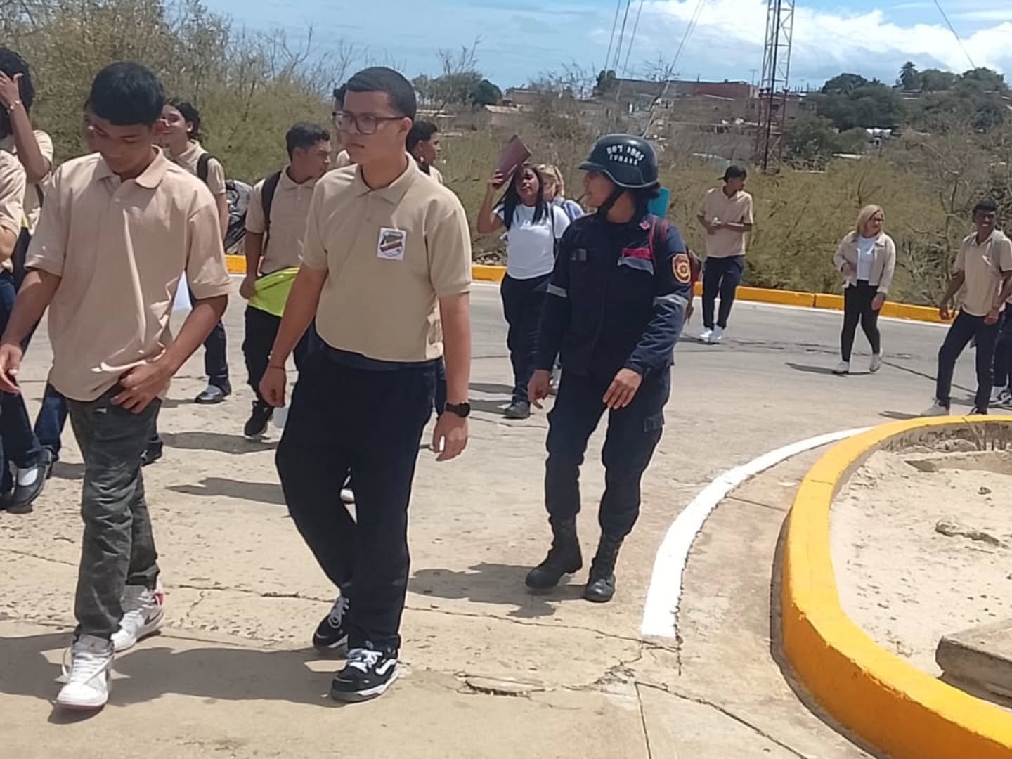📍 ¡PREVENCIÓN EN ACCIÓN! Así se vivió el Caribe Wave 2026 en el Oriente del país. 🌊🛡️
Cumpliendo con los protocolos internacionales de seguridad, desde la REDAN Oriental desplegamos toda nuestra fuerza operativa en los estados Monagas y Sucre para el simulacro #CaribeWave2026.
✅ ¿Qué evaluamos?
Tiempos de respuesta en desalojos masivos.
Capacidad de atención prehospitalaria y rescate.
Control de incendios y riesgos químicos (fugas de gas).
Articulación perfecta entre Bomberos, Protección Civil y cuerpos policiales.
🏫 En Monagas, los 13 municipios se activaron simultáneamente, destacando la participación de miles de estudiantes y docentes en liceos como el "Ezequiel Zamora" y "Marco Antonio Saluzzo".
🏰 Nuestras costas se prepararon con ejercicios de evacuación por tsunami en Cumaná (Castillo San Antonio), Ribero y Cajigal, demostrando que la organización es nuestra mejor herramienta ante un evento adverso.
La prevención no es un simulacro, es un estilo de vida. ¡Seguimos trabajando por tu seguridad! 🫡💪
#CaribeWave2026 #Prevención #BomberosVenezuela #RedanOriental