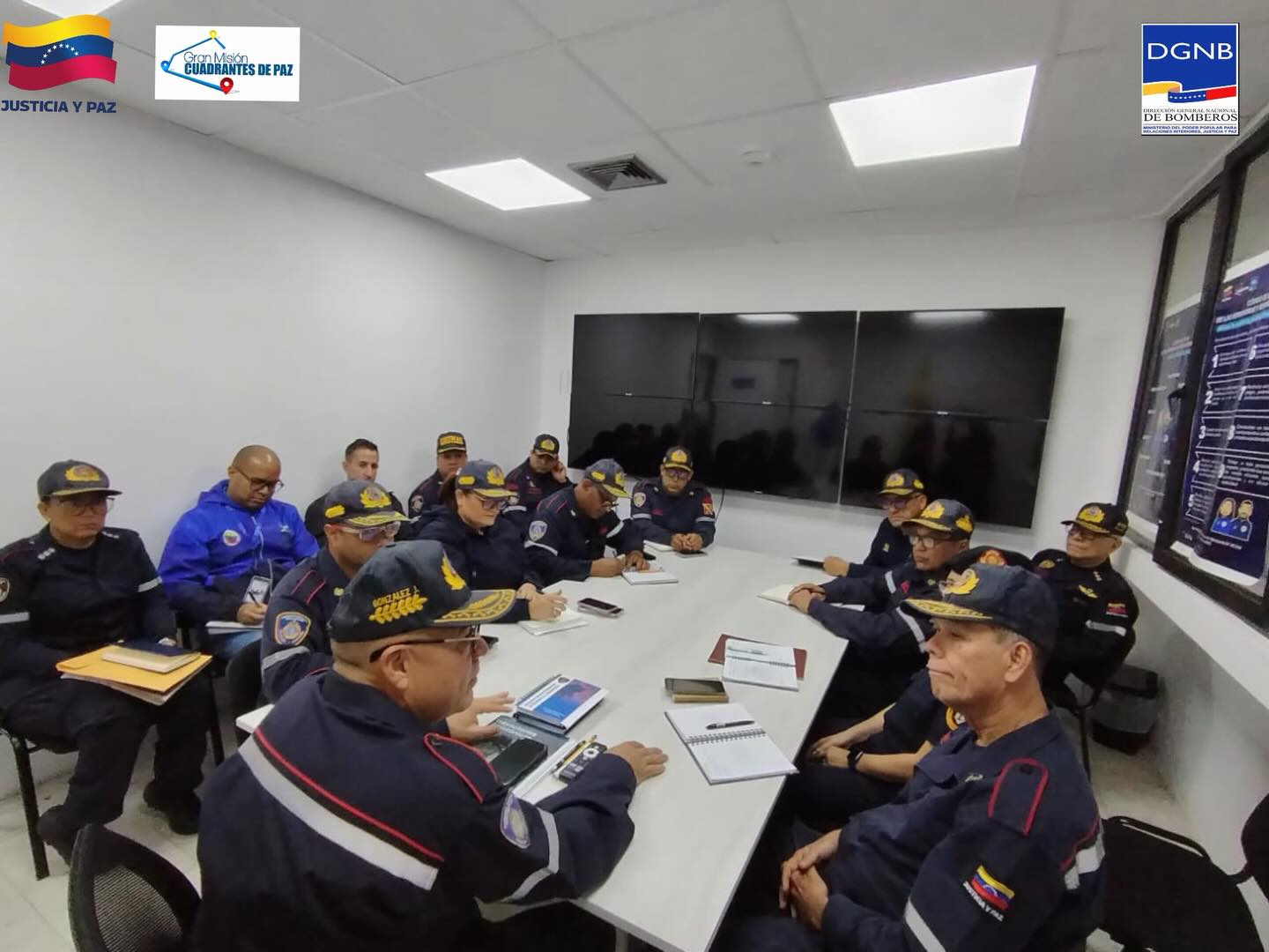 ¡Juntos fortalecemos nuestra operatividad y compromiso! 🚒🔥
Hoy, el Primer General (B) Dr. Juan Carlos González, Director General Nacional de Bomberos y Presidente del FONBE, sostuvo una importante reunión de trabajo con el equipo de la DGNB, FONBE y Gestión Comunicacional.
Durante este encuentro, se establecieron las líneas estratégicas para la agenda semanal y mensual, reafirmando nuestro compromiso con la seguridad y la atención ciudadana.
Asimismo, se compartieron los destacados logros obtenidos en el reciente Encuentro sobre Interoperabilidad, Cooperación y Asistencia Mutua para la Preparación y Respuesta ante Incendios Forestales en América Latina y el Caribe, celebrado en la sede de la OTCA en Brasilia, del 9 al 13 de marzo.
Agradecemos profundamente el compromiso y las contribuciones compartidas en este espacio, que no solo enriquecen nuestro diálogo interno, sino que fortalecen la cooperación regional en el manejo integral del fuego.
¡Seguimos avanzando por una respuesta cada vez más eficiente y coordinada! 💪🇻🇪
#Bomberos #GestiónEstratégica #FONBE #DGNB
#IncendiosForeatales