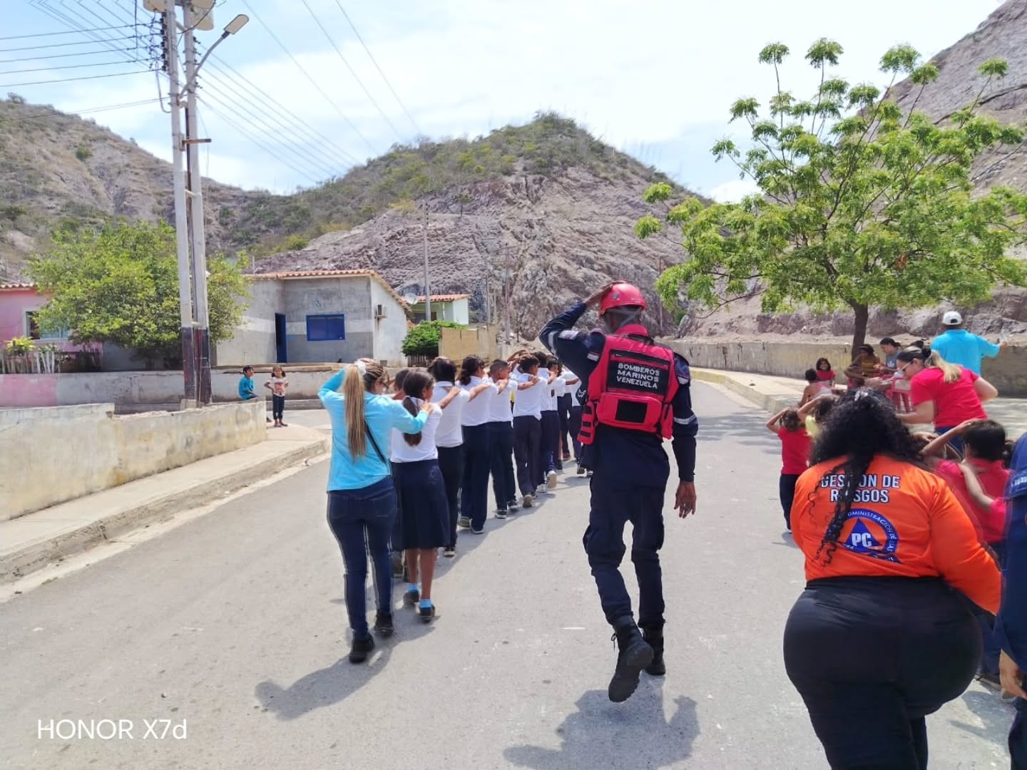 📍 ¡PREVENCIÓN EN ACCIÓN! Así se vivió el Caribe Wave 2026 en el Oriente del país. 🌊🛡️
Cumpliendo con los protocolos internacionales de seguridad, desde la REDAN Oriental desplegamos toda nuestra fuerza operativa en los estados Monagas y Sucre para el simulacro #CaribeWave2026.
✅ ¿Qué evaluamos?
Tiempos de respuesta en desalojos masivos.
Capacidad de atención prehospitalaria y rescate.
Control de incendios y riesgos químicos (fugas de gas).
Articulación perfecta entre Bomberos, Protección Civil y cuerpos policiales.
🏫 En Monagas, los 13 municipios se activaron simultáneamente, destacando la participación de miles de estudiantes y docentes en liceos como el "Ezequiel Zamora" y "Marco Antonio Saluzzo".
🏰 Nuestras costas se prepararon con ejercicios de evacuación por tsunami en Cumaná (Castillo San Antonio), Ribero y Cajigal, demostrando que la organización es nuestra mejor herramienta ante un evento adverso.
La prevención no es un simulacro, es un estilo de vida. ¡Seguimos trabajando por tu seguridad! 🫡💪
#CaribeWave2026 #Prevención #BomberosVenezuela #RedanOriental