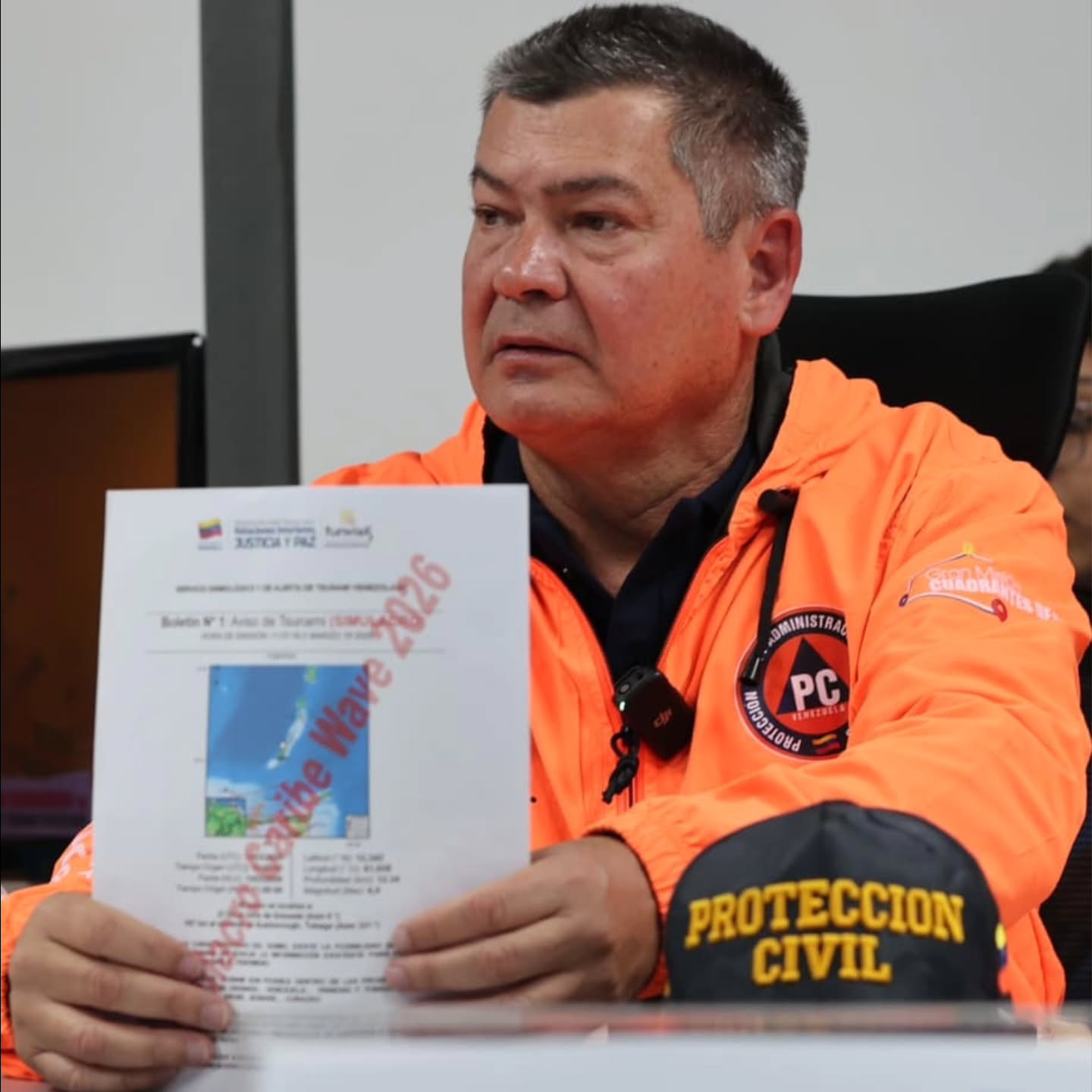 Hoy 19 de marzo se desarrolló con éxito el simulacro internacional Caribe Wave 2026, donde el Sistema Nacional de Gestión de Riesgo demostró su capacidad de articulación, respuesta y organización.
En cumplimiento con las políticas de seguridad ciudadana, este jueves, se llevó a cabo con éxito el ejercicio internacional de simulacro de tsunami Caribe Wave 2026. La actividad tuvo como epicentro operacional las instalaciones de la Fundación Venezolana de Investigaciones Sismológicas (Funvisis), centro focal encargado de recibir la información técnica internacional para su distribución inmediata a los entes operativos destinados a la atención del pueblo venezolano. En la actividad estuvo presente el viceministro para la Gestión de Riesgo y Protección Civil, almirante Juan Carlos Oti Paituvi, quien estuvo acompañado por Nuestro Primer General Juan Carlos Gonzalez, Director General Nacional de Bomberos y Presidente del FONBE, el G/D Luis Alejandro Jiménez Villarreal, presidente de Funvisis, y el G/B Reidy Zambrano Méndez, presidente del Inameh.
Este ejercicio, tiene como propósito evaluar los sistemas de alerta, mejorar los tiempos de respuesta y fortalecer la preparación ante amenazas como tsunamis en la región.
Más que un simulacro, es una herramienta clave de la gestión de riesgo, que permite:
La capacidad de respuesta del Estado ante la amenaza de un tsunami, poniendo a prueba los protocolos de actuación, la organización institucional y la rapidez en la evacuación hacia puntos seguros. En esta edición, el escenario simulado fue la erupción del volcán submarino Kick-em Jenny, ubicado al norte de la isla de Granada, aproximadamente a 100 millas de las costas nacionales.
Así mismo, este ejercicio permitió analizar la efectividad del flujo de información entre los entes científicos y los operativos, asegurando que la comunicación llegue al pueblo en un tiempo mínimo.
#GestiónDeRiesgo #CaribeWave2026 #Bomberos #ProtecciónCivil #Funvisis