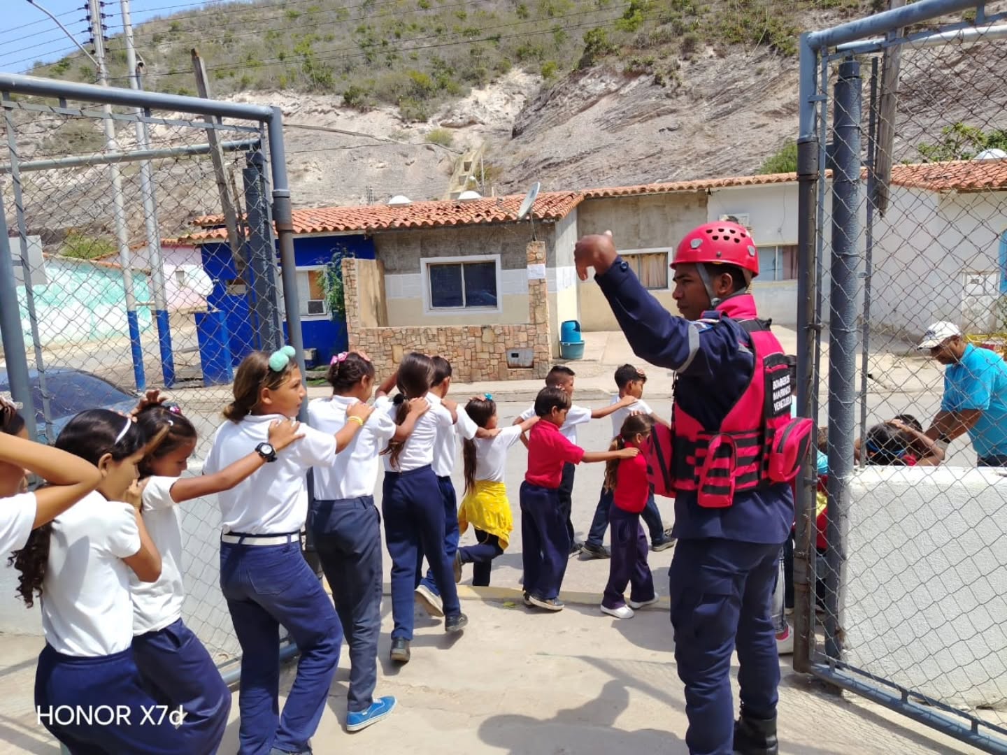 📍 ¡PREVENCIÓN EN ACCIÓN! Así se vivió el Caribe Wave 2026 en el Oriente del país. 🌊🛡️
Cumpliendo con los protocolos internacionales de seguridad, desde la REDAN Oriental desplegamos toda nuestra fuerza operativa en los estados Monagas y Sucre para el simulacro #CaribeWave2026.
✅ ¿Qué evaluamos?
Tiempos de respuesta en desalojos masivos.
Capacidad de atención prehospitalaria y rescate.
Control de incendios y riesgos químicos (fugas de gas).
Articulación perfecta entre Bomberos, Protección Civil y cuerpos policiales.
🏫 En Monagas, los 13 municipios se activaron simultáneamente, destacando la participación de miles de estudiantes y docentes en liceos como el "Ezequiel Zamora" y "Marco Antonio Saluzzo".
🏰 Nuestras costas se prepararon con ejercicios de evacuación por tsunami en Cumaná (Castillo San Antonio), Ribero y Cajigal, demostrando que la organización es nuestra mejor herramienta ante un evento adverso.
La prevención no es un simulacro, es un estilo de vida. ¡Seguimos trabajando por tu seguridad! 🫡💪
#CaribeWave2026 #Prevención #BomberosVenezuela #RedanOriental