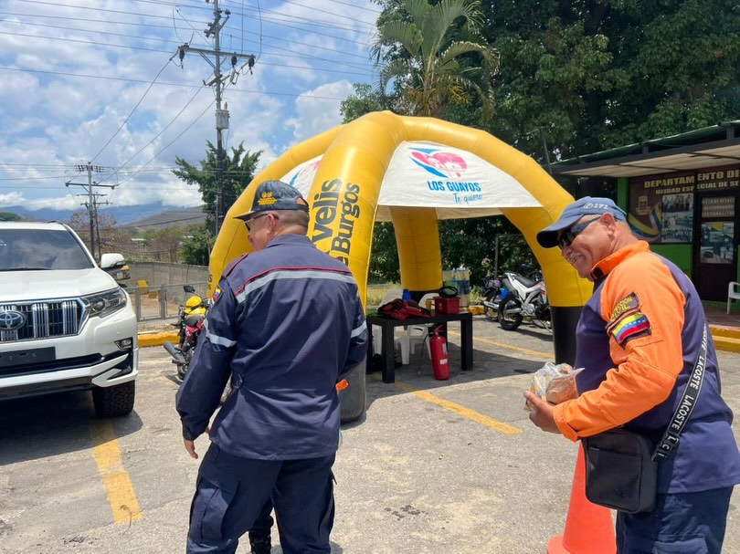 Fortaleciendo el despliegue Semana Santa Segura 2026. 🕊️
El Director General Nacional de Bomberos y Presidente del FONBE, Primer General (B) PostDoc. Juan Carlos González Rodríguez, realizó un recorrido de supervisión por los puntos de control de la Región Central.
Específicamente desde el punto de control Los Guayos, el General González Rodríguez compartió un refrigerio logístico e intercambió estrategias con los funcionarios de los distintos órganos de seguridad ciudadana presentes.
Esta acción reafirma el compromiso de trabajar como un solo equipo para garantizar el bienestar y la protección de todos los temporadistas en esta Semana Mayor.
¡Seguridad y Prevención en cada kilómetro! 🚒🛡️
#SemanaSantaSegura2026 #BomberosVenezuela #FONBE #SeguridadCiudadana #TunelLaCabrera