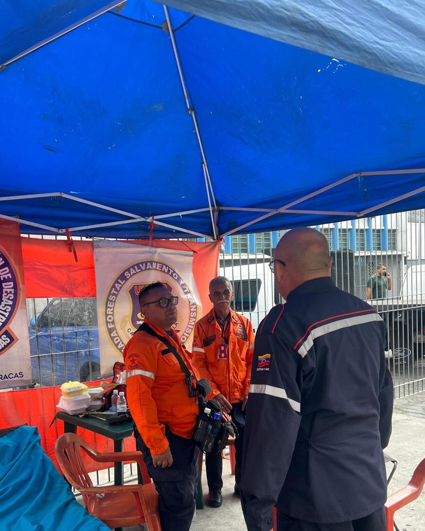 Domingo de Ramos 🌿🇻🇪
En el marco del inicio de la Semana Santa 2026, el Primer General (B) Dr. Juan Carlos González Rodríguez, Director General Nacional de Bomberos y Presidente del FONBE, realizó un importante recorrido de supervisión y acompañamiento en los templos más emblemáticos de nuestra capital.
Durante la jornada del Domingo de Ramos, el Director General visitó:
📍 Basílica de Santa Teresa
📍 Iglesia de San Francisco
📍 Catedral de Caracas
📍 Iglesia de La Candelaria
El objetivo de esta visita fue verificar los dispositivos de seguridad, prevención y atención ciudadana desplegados por nuestros héroes y heroínas de azul, garantizando que el pueblo venezolano pueda ejercer su fe en espacios seguros y resguardados.
🛡️👨🚒 Desde la Dirección General Nacional de Bomberos y el FONBE, seguimos comprometidos con el bienestar de la ciudadanía en cada rincón del país.
¡Disciplina y Abnegación!
#BomberosVenezuela #DGNB #FONBE #SemanaSanta2026 #DomingoDeRamos