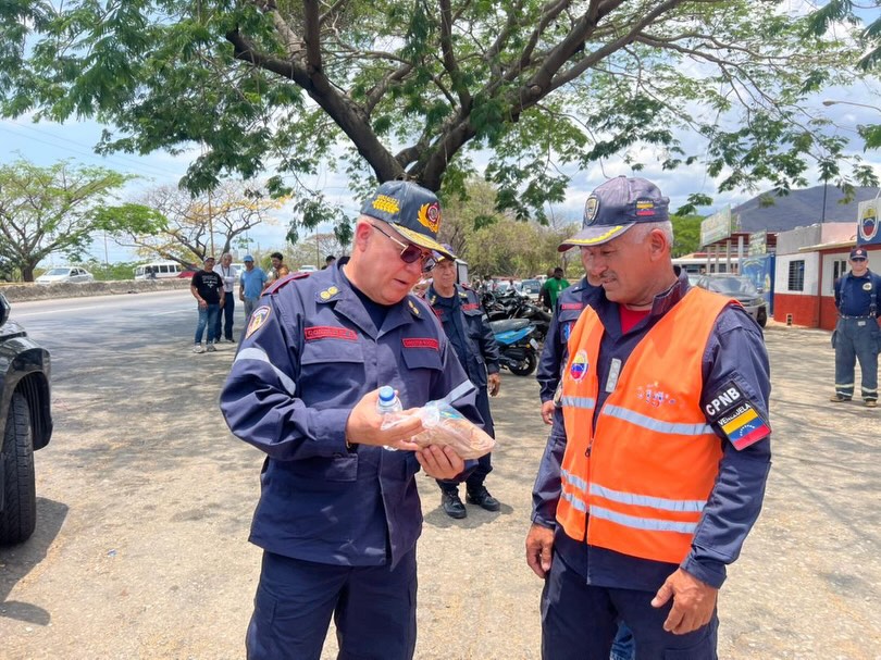 Fortaleciendo el despliegue Semana Santa Segura 2026. 🕊️
El Director General Nacional de Bomberos y Presidente del FONBE, Primer General (B) PostDoc. Juan Carlos González Rodríguez, realizó un recorrido de supervisión por los puntos de control de la Región Central.
Específicamente desde el punto de control Los Guayos, el General González Rodríguez compartió un refrigerio logístico e intercambió estrategias con los funcionarios de los distintos órganos de seguridad ciudadana presentes.
Esta acción reafirma el compromiso de trabajar como un solo equipo para garantizar el bienestar y la protección de todos los temporadistas en esta Semana Mayor.
¡Seguridad y Prevención en cada kilómetro! 🚒🛡️
#SemanaSantaSegura2026 #BomberosVenezuela #FONBE #SeguridadCiudadana #TunelLaCabrera