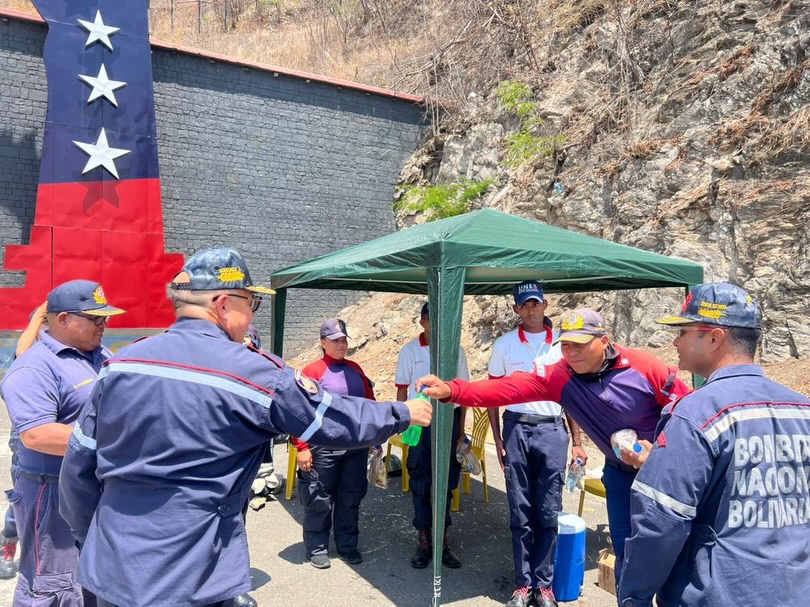 Fortaleciendo el despliegue Semana Santa Segura 2026. 🕊️
El Director General Nacional de Bomberos y Presidente del FONBE, Primer General (B) PostDoc. Juan Carlos González Rodríguez, realizó un recorrido de supervisión por el punto de control La Cabrera de la Región Central.
Específicamente desde el punto del Túnel La Cabrera, el General González Rodríguez compartió un refrigerio logístico e intercambió estrategias con los funcionarios de los distintos órganos de seguridad ciudadana presentes.
Esta acción reafirma el compromiso de trabajar como un solo equipo para garantizar el bienestar y la protección de todos los temporadistas en esta Semana Mayor.
¡Seguridad y Prevención en cada kilómetro! 🚒🛡️
#SemanaSantaSegura2026 #BomberosVenezuela #FONBE #SeguridadCiudadana #TunelLaCabrera