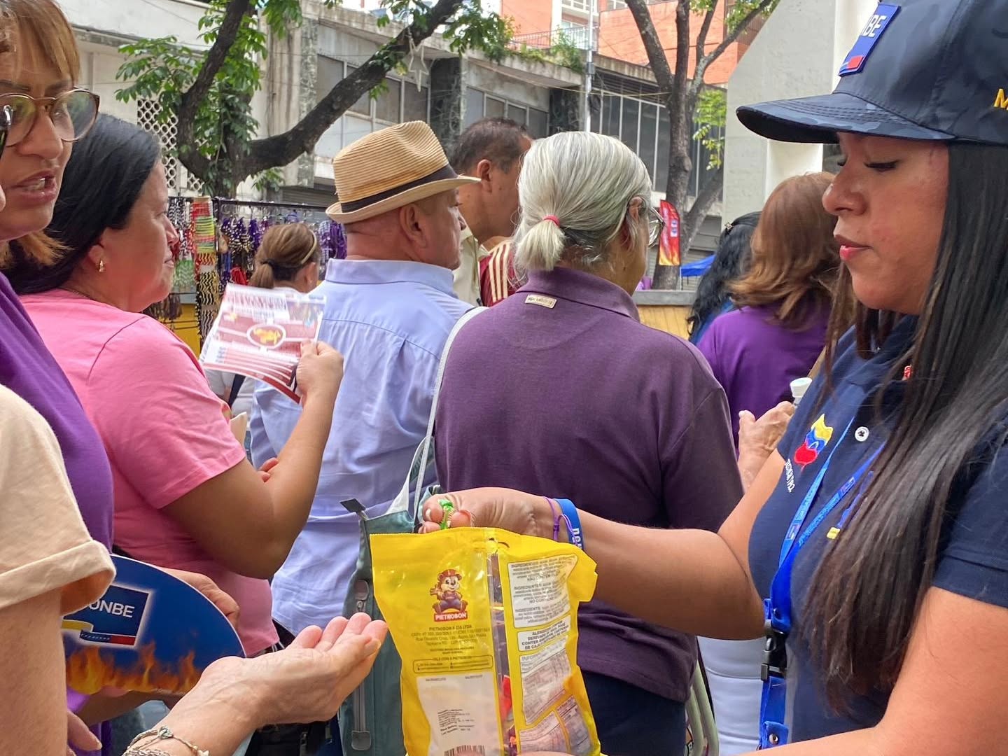 Este miercoles 1 de abril, el Primer General (B) Juan Carlos González, Director General de Bomberos y Presidente del FONBE, ha liderado con éxito la jornada de prevención que se está llevando a cabo en la Basílica de Santa Teresa, en la ciudad de Caracas, durante la festividad de este Miércoles Santo.
Nuestro Primer General en perfecta colaboración con el Fondo Nacional de Bomberos y Bomberas ha garantizado la provisión de hidratación y alimentos para todos los participantes, asegurando su bienestar durante la actividad, incluyendo a los aspirantes de la Universidad Nacional de la Seguridad.
Así mismo recibimos la visita del Viceministro de Seguridad Ciudadana G/D Endes Palencia al stand de la Dirección General Nacional de Bomberos y del FONBE, evidenciando el respaldo institucional a estas iniciativas. Su presencia subraya la importancia de la colaboración entre diferentes niveles de gobierno en la promoción de la seguridad y la prevención.
La jornada no solo ha sido un espacio para la enseñanza y la preparación, sino también una oportunidad para fomentar la colaboración entre instituciones educativas y los cuerpos de seguridad, promoviendo una cultura de prevención en la población.
@minjusticia_ve @dcabellor @palenciaendes @vgrpc_mijp @fonbe_oficial @otipaituvi #Bomberos #DGNB #colaboracion #SemanaSanta #caracas
