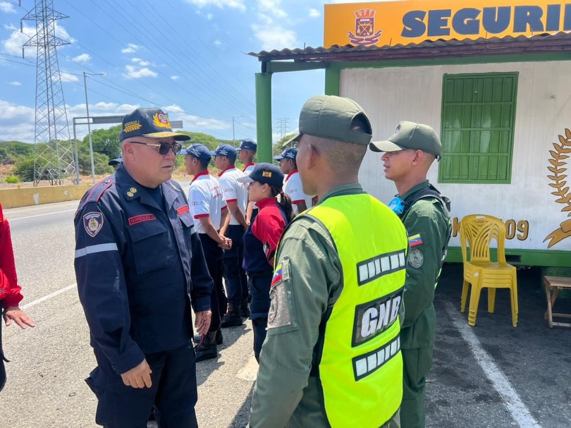 Fortaleciendo el despliegue Semana Santa Segura 2026. 🕊️
El Director General Nacional de Bomberos y Presidente del FONBE, Primer General (B) PostDoc. Juan Carlos González Rodríguez, realizó un recorrido de supervisión por el punto de control La Cabrera de la Región Central.
Específicamente desde el punto del Túnel La Cabrera, el General González Rodríguez compartió un refrigerio logístico e intercambió estrategias con los funcionarios de los distintos órganos de seguridad ciudadana presentes.
Esta acción reafirma el compromiso de trabajar como un solo equipo para garantizar el bienestar y la protección de todos los temporadistas en esta Semana Mayor.
¡Seguridad y Prevención en cada kilómetro! 🚒🛡️
#SemanaSantaSegura2026 #BomberosVenezuela #FONBE #SeguridadCiudadana #TunelLaCabrera