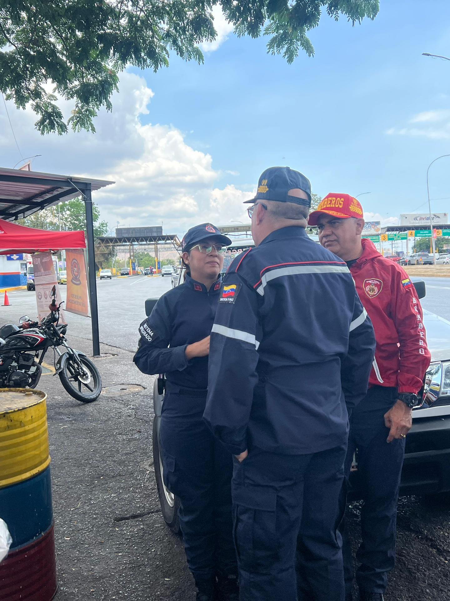 Fortaleciendo el despliegue Semana Santa Segura 2026. 🕊️
El Director General Nacional de Bomberos y Presidente del FONBE, Primer General (B) PostDoc. Juan Carlos González Rodríguez, realizó un recorrido de supervisión por los puntos de control de la Región Central.
Específicamente desde el punto de control Guacara, el General González Rodríguez compartió un refrigerio logístico e intercambió estrategias con los funcionarios de los distintos órganos de seguridad ciudadana presentes.
Esta acción reafirma el compromiso de trabajar como un solo equipo para garantizar el bienestar y la protección de todos los temporadistas en esta Semana Mayor.
¡Seguridad y Prevención en cada kilómetro! 🚒🛡️
#SemanaSantaSegura2026 #BomberosVenezuela #FONBE #SeguridadCiudadana #TunelLaCabrera