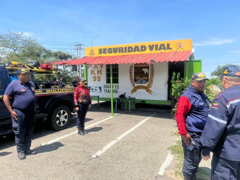 Fortaleciendo el despliegue Semana Santa Segura 2026. 🕊️
El Director General Nacional de Bomberos y Presidente del FONBE, Primer General (B) PostDoc. Juan Carlos González Rodríguez, realizó un recorrido de supervisión por el punto de control La Cabrera de la Región Central.
Específicamente desde el punto del Túnel La Cabrera, el General González Rodríguez compartió un refrigerio logístico e intercambió estrategias con los funcionarios de los distintos órganos de seguridad ciudadana presentes.
Esta acción reafirma el compromiso de trabajar como un solo equipo para garantizar el bienestar y la protección de todos los temporadistas en esta Semana Mayor.
¡Seguridad y Prevención en cada kilómetro! 🚒🛡️
#SemanaSantaSegura2026 #BomberosVenezuela #FONBE #SeguridadCiudadana #TunelLaCabrera