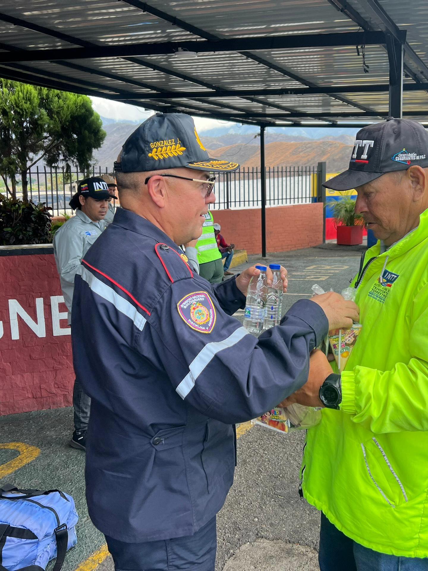Fortaleciendo el despliegue Semana Santa Segura 2026. 🕊️
El Director General Nacional de Bomberos y Presidente del FONBE, Primer General (B) PostDoc. Juan Carlos González Rodríguez, realizó un recorrido de supervisión por los puntos de control de la Región Central.
Específicamente desde el punto de control Guacara, el General González Rodríguez compartió un refrigerio logístico e intercambió estrategias con los funcionarios de los distintos órganos de seguridad ciudadana presentes.
Esta acción reafirma el compromiso de trabajar como un solo equipo para garantizar el bienestar y la protección de todos los temporadistas en esta Semana Mayor.
¡Seguridad y Prevención en cada kilómetro! 🚒🛡️
#SemanaSantaSegura2026 #BomberosVenezuela #FONBE #SeguridadCiudadana #TunelLaCabrera
