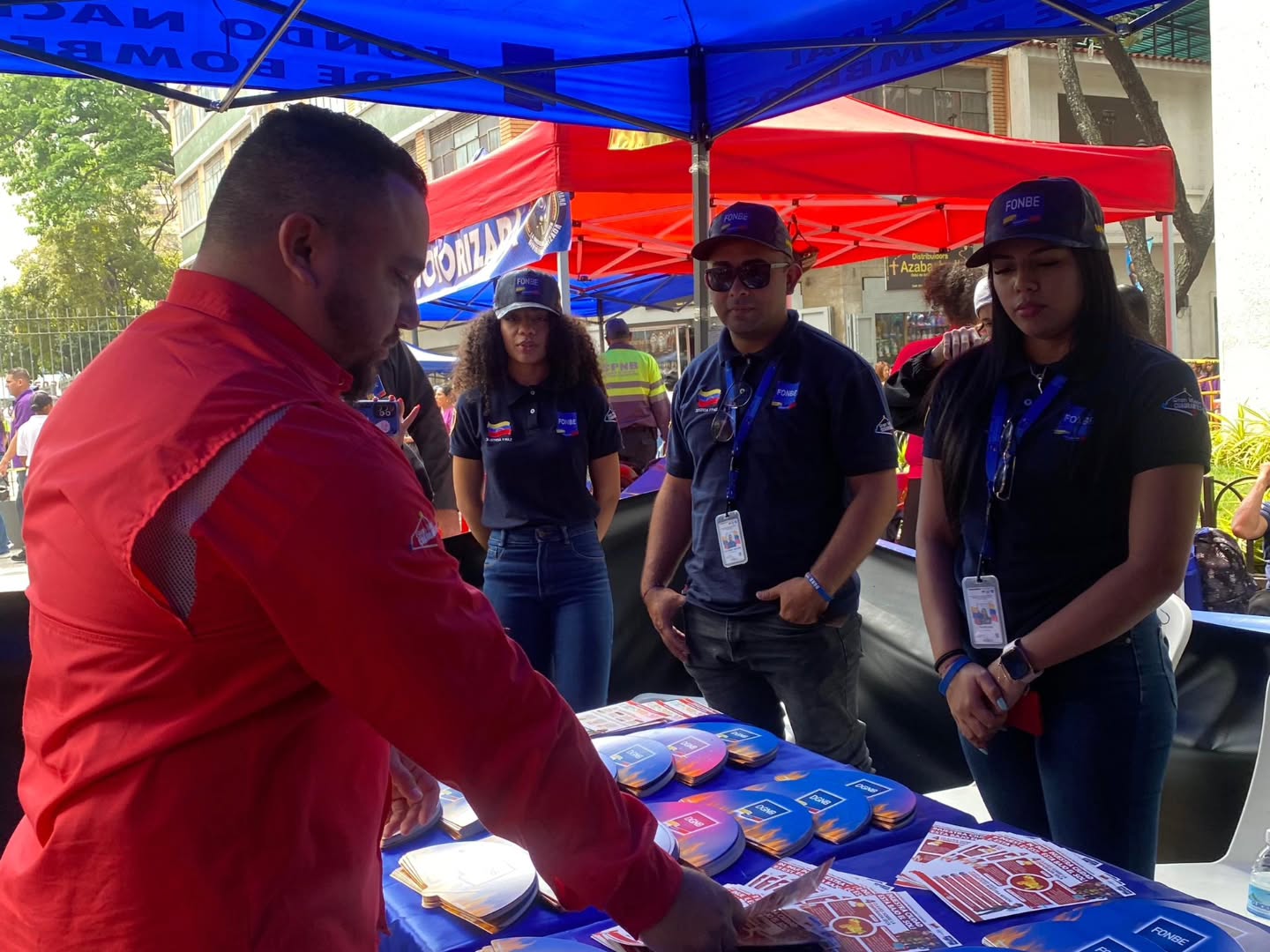 Este miercoles 1 de abril, el Primer General (B) Juan Carlos González, Director General de Bomberos y Presidente del FONBE, ha liderado con éxito la jornada de prevención que se está llevando a cabo en la Basílica de Santa Teresa, en la ciudad de Caracas, durante la festividad de este Miércoles Santo.
Nuestro Primer General en perfecta colaboración con el Fondo Nacional de Bomberos y Bomberas ha garantizado la provisión de hidratación y alimentos para todos los participantes, asegurando su bienestar durante la actividad, incluyendo a los aspirantes de la Universidad Nacional de la Seguridad.
Así mismo recibimos la visita del Viceministro de Seguridad Ciudadana G/D Endes Palencia al stand de la Dirección General Nacional de Bomberos y del FONBE, evidenciando el respaldo institucional a estas iniciativas. Su presencia subraya la importancia de la colaboración entre diferentes niveles de gobierno en la promoción de la seguridad y la prevención.
La jornada no solo ha sido un espacio para la enseñanza y la preparación, sino también una oportunidad para fomentar la colaboración entre instituciones educativas y los cuerpos de seguridad, promoviendo una cultura de prevención en la población.
@minjusticia_ve @dcabellor @palenciaendes @vgrpc_mijp @fonbe_oficial @otipaituvi #Bomberos #DGNB #colaboracion #SemanaSanta #caracas