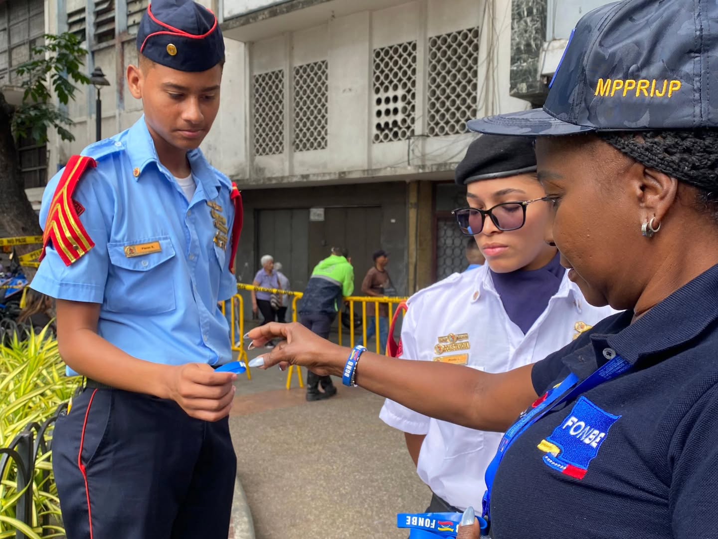 Este miercoles 1 de abril, el Primer General (B) Juan Carlos González, Director General de Bomberos y Presidente del FONBE, ha liderado con éxito la jornada de prevención que se está llevando a cabo en la Basílica de Santa Teresa, en la ciudad de Caracas, durante la festividad de este Miércoles Santo.
Nuestro Primer General en perfecta colaboración con el Fondo Nacional de Bomberos y Bomberas ha garantizado la provisión de hidratación y alimentos para todos los participantes, asegurando su bienestar durante la actividad, incluyendo a los aspirantes de la Universidad Nacional de la Seguridad.
Así mismo recibimos la visita del Viceministro de Seguridad Ciudadana G/D Endes Palencia al stand de la Dirección General Nacional de Bomberos y del FONBE, evidenciando el respaldo institucional a estas iniciativas. Su presencia subraya la importancia de la colaboración entre diferentes niveles de gobierno en la promoción de la seguridad y la prevención.
La jornada no solo ha sido un espacio para la enseñanza y la preparación, sino también una oportunidad para fomentar la colaboración entre instituciones educativas y los cuerpos de seguridad, promoviendo una cultura de prevención en la población.
@minjusticia_ve @dcabellor @palenciaendes @vgrpc_mijp @fonbe_oficial @otipaituvi #Bomberos #DGNB #colaboracion #SemanaSanta #caracas