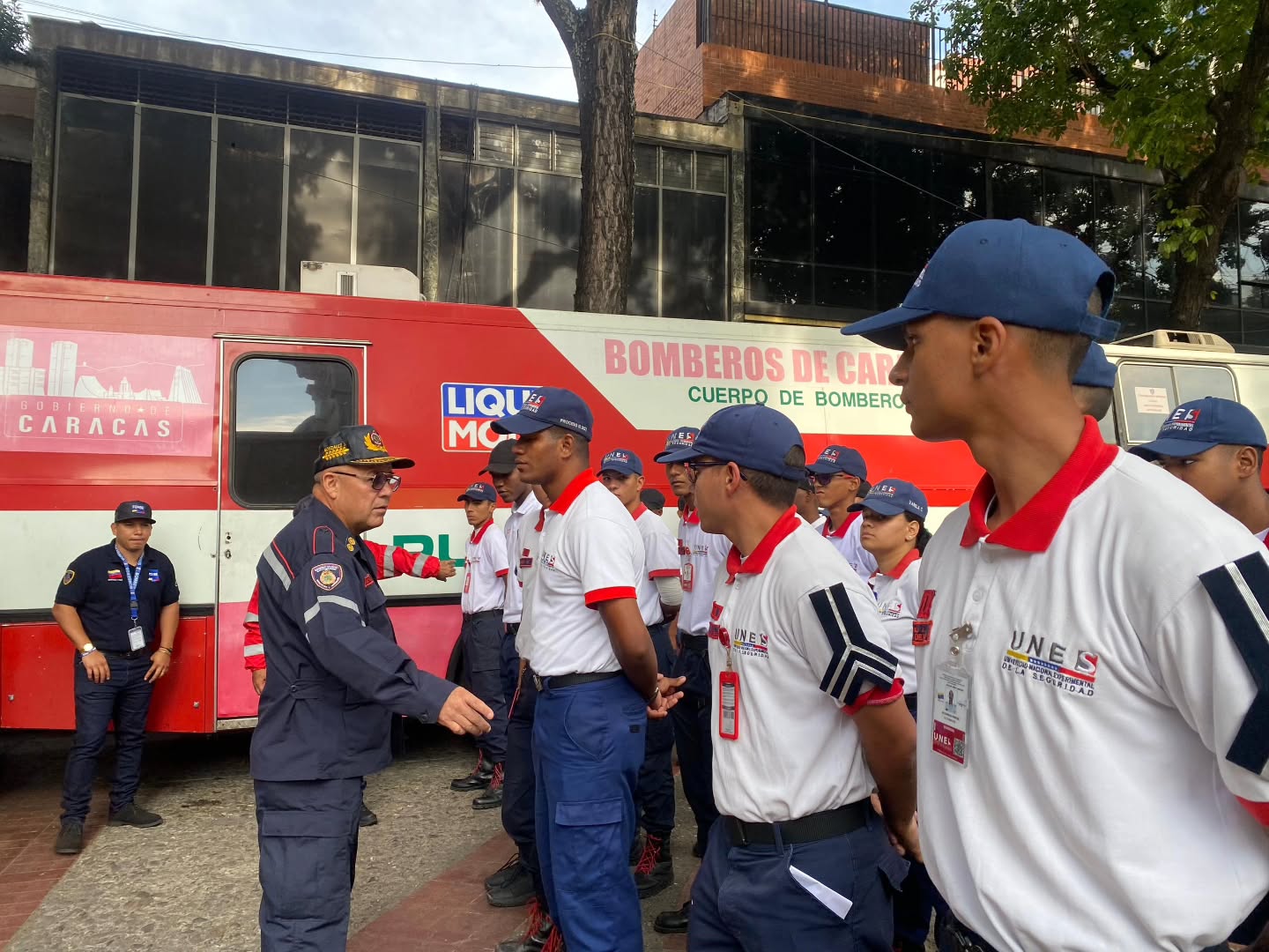 Este miercoles 1 de abril, el Primer General (B) Juan Carlos González, Director General de Bomberos y Presidente del FONBE, ha liderado con éxito la jornada de prevención que se está llevando a cabo en la Basílica de Santa Teresa, en la ciudad de Caracas, durante la festividad de este Miércoles Santo.
Nuestro Primer General en perfecta colaboración con el Fondo Nacional de Bomberos y Bomberas ha garantizado la provisión de hidratación y alimentos para todos los participantes, asegurando su bienestar durante la actividad, incluyendo a los aspirantes de la Universidad Nacional de la Seguridad.
Así mismo recibimos la visita del Viceministro de Seguridad Ciudadana G/D Endes Palencia al stand de la Dirección General Nacional de Bomberos y del FONBE, evidenciando el respaldo institucional a estas iniciativas. Su presencia subraya la importancia de la colaboración entre diferentes niveles de gobierno en la promoción de la seguridad y la prevención.
La jornada no solo ha sido un espacio para la enseñanza y la preparación, sino también una oportunidad para fomentar la colaboración entre instituciones educativas y los cuerpos de seguridad, promoviendo una cultura de prevención en la población.
@minjusticia_ve @dcabellor @palenciaendes @vgrpc_mijp @fonbe_oficial @otipaituvi #Bomberos #DGNB #colaboracion #SemanaSanta #caracas