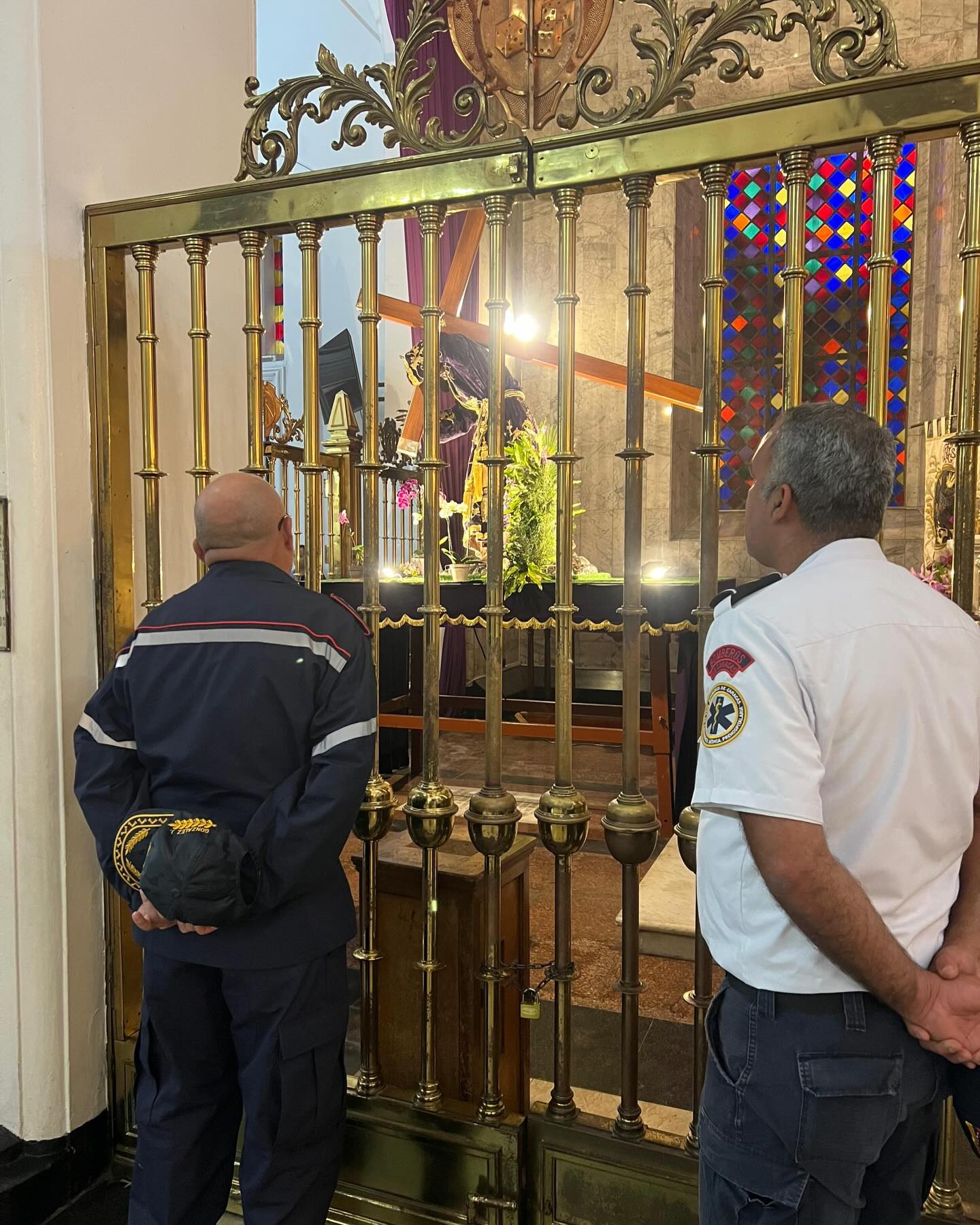 Domingo de Ramos 🌿🇻🇪
En el marco del inicio de la Semana Santa 2026, el Primer General (B) Dr. Juan Carlos González Rodríguez, Director General Nacional de Bomberos y Presidente del FONBE, realizó un importante recorrido de supervisión y acompañamiento en los templos más emblemáticos de nuestra capital.
Durante la jornada del Domingo de Ramos, el Director General visitó:
📍 Basílica de Santa Teresa
📍 Iglesia de San Francisco
📍 Catedral de Caracas
📍 Iglesia de La Candelaria
El objetivo de esta visita fue verificar los dispositivos de seguridad, prevención y atención ciudadana desplegados por nuestros héroes y heroínas de azul, garantizando que el pueblo venezolano pueda ejercer su fe en espacios seguros y resguardados.
🛡️👨🚒 Desde la Dirección General Nacional de Bomberos y el FONBE, seguimos comprometidos con el bienestar de la ciudadanía en cada rincón del país.
¡Disciplina y Abnegación!
#BomberosVenezuela #DGNB #FONBE #SemanaSanta2026 #DomingoDeRamos