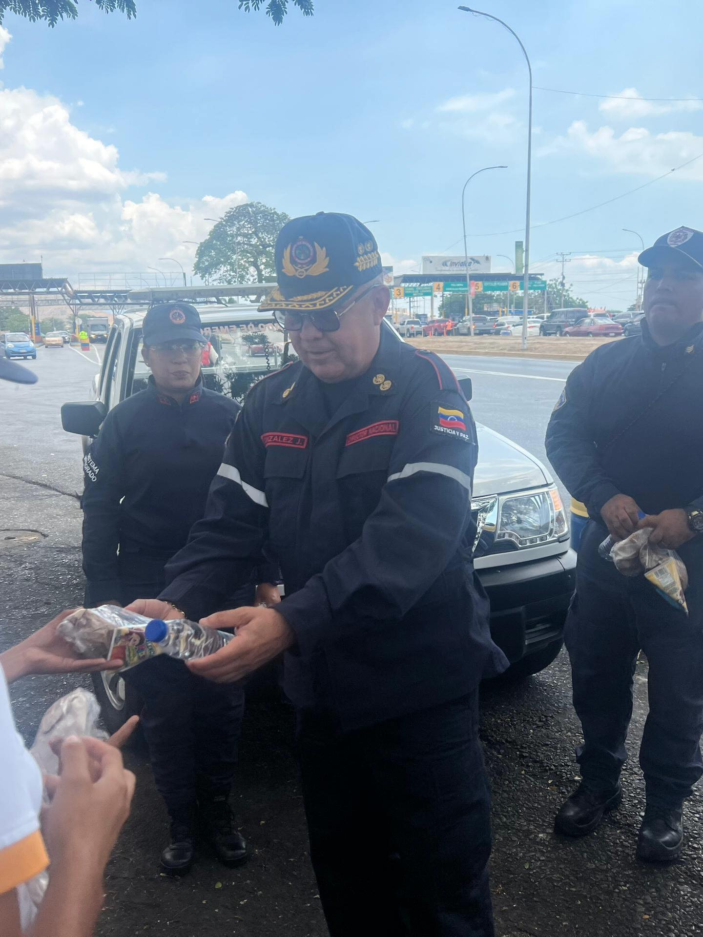 Fortaleciendo el despliegue Semana Santa Segura 2026. 🕊️
El Director General Nacional de Bomberos y Presidente del FONBE, Primer General (B) PostDoc. Juan Carlos González Rodríguez, realizó un recorrido de supervisión por los puntos de control de la Región Central.
Específicamente desde el punto de control Guacara, el General González Rodríguez compartió un refrigerio logístico e intercambió estrategias con los funcionarios de los distintos órganos de seguridad ciudadana presentes.
Esta acción reafirma el compromiso de trabajar como un solo equipo para garantizar el bienestar y la protección de todos los temporadistas en esta Semana Mayor.
¡Seguridad y Prevención en cada kilómetro! 🚒🛡️
#SemanaSantaSegura2026 #BomberosVenezuela #FONBE #SeguridadCiudadana #TunelLaCabrera