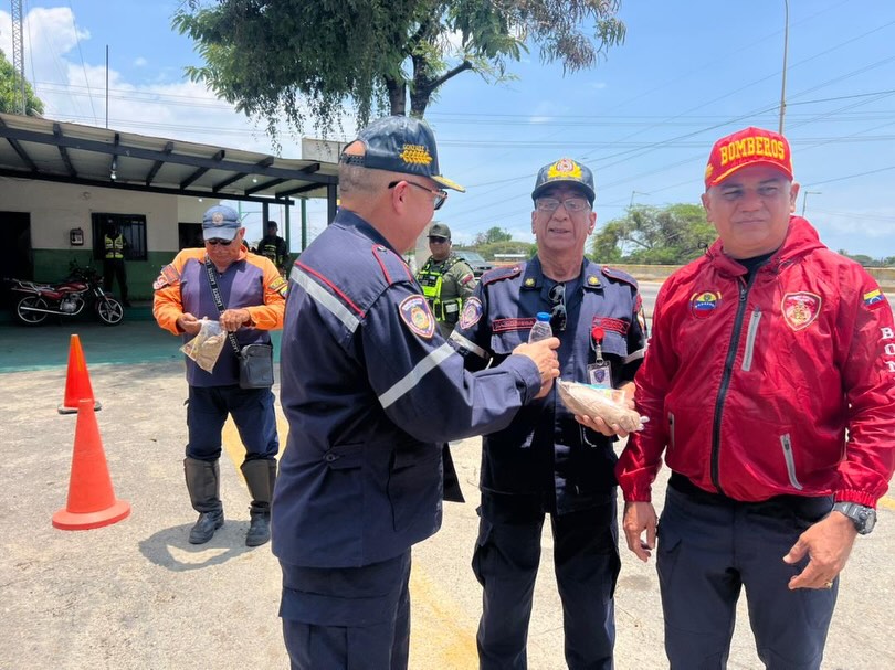 Fortaleciendo el despliegue Semana Santa Segura 2026. 🕊️
El Director General Nacional de Bomberos y Presidente del FONBE, Primer General (B) PostDoc. Juan Carlos González Rodríguez, realizó un recorrido de supervisión por los puntos de control de la Región Central.
Específicamente desde el punto de control Los Guayos, el General González Rodríguez compartió un refrigerio logístico e intercambió estrategias con los funcionarios de los distintos órganos de seguridad ciudadana presentes.
Esta acción reafirma el compromiso de trabajar como un solo equipo para garantizar el bienestar y la protección de todos los temporadistas en esta Semana Mayor.
¡Seguridad y Prevención en cada kilómetro! 🚒🛡️
#SemanaSantaSegura2026 #BomberosVenezuela #FONBE #SeguridadCiudadana #TunelLaCabrera